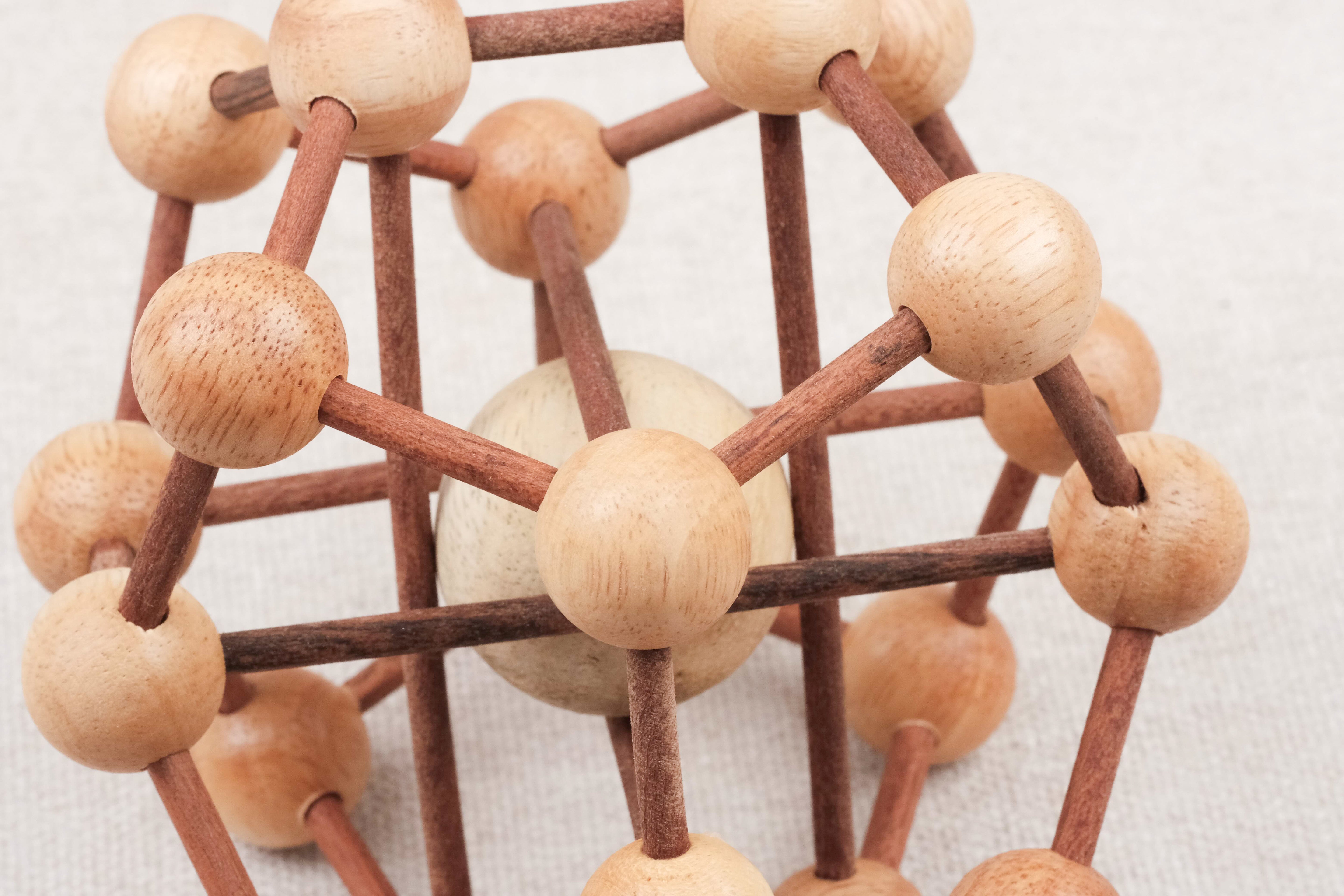 Détail des tiges et billes en bois du casse-tête Molécule.