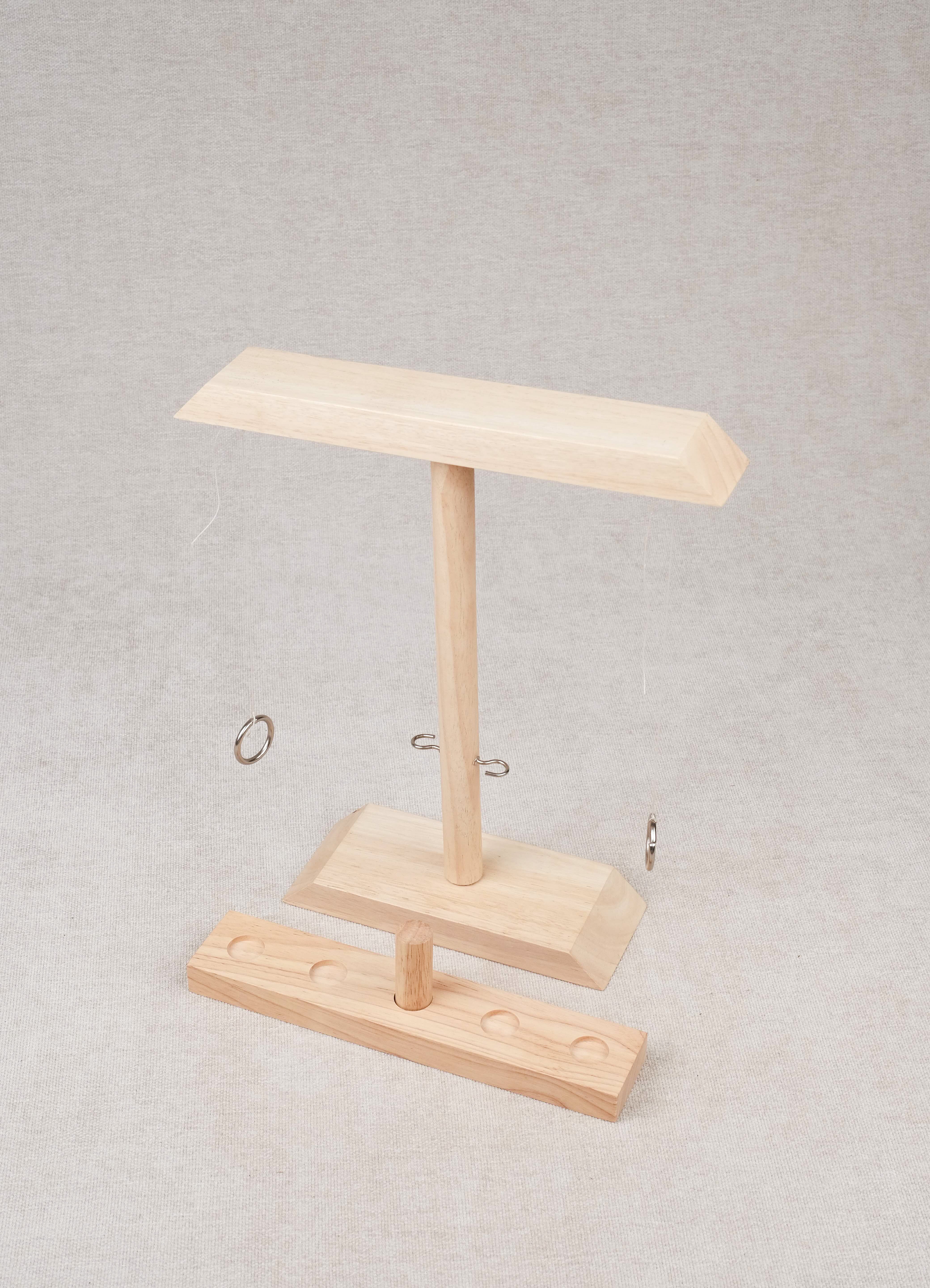 Jeu de l’anneau en bois posé sur une table, jeu d’adresse best-seller Jeux Faugère