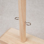 Structure centrale en bois du Jeu de l’anneau avec les cordelettes et anneaux métalliques