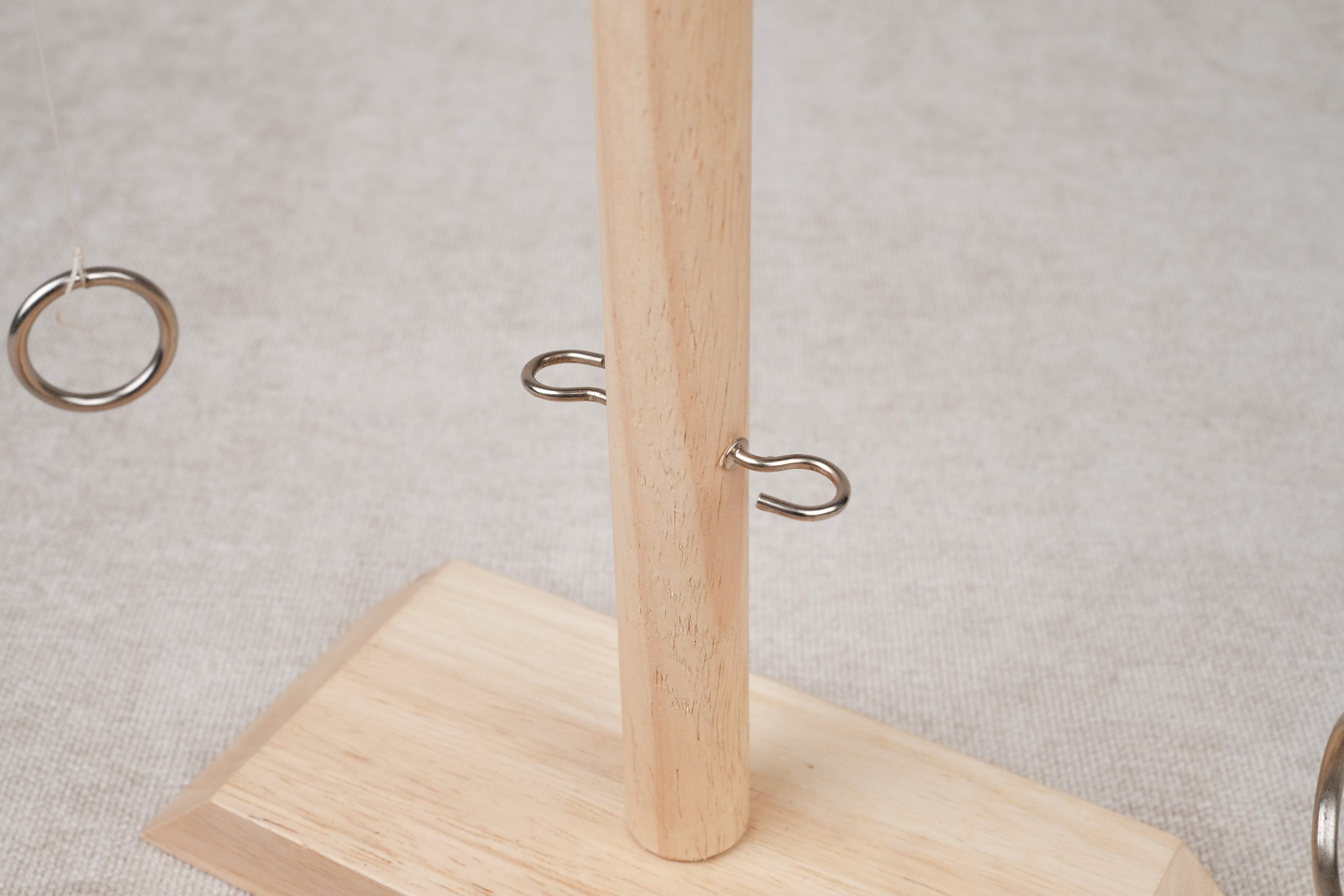 Structure centrale en bois du Jeu de l’anneau avec les cordelettes et anneaux métalliques