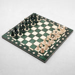 Jeu d’échecs XL vert en bois – échiquier ouvert avec pièces blanches et noires prêtes à jouer