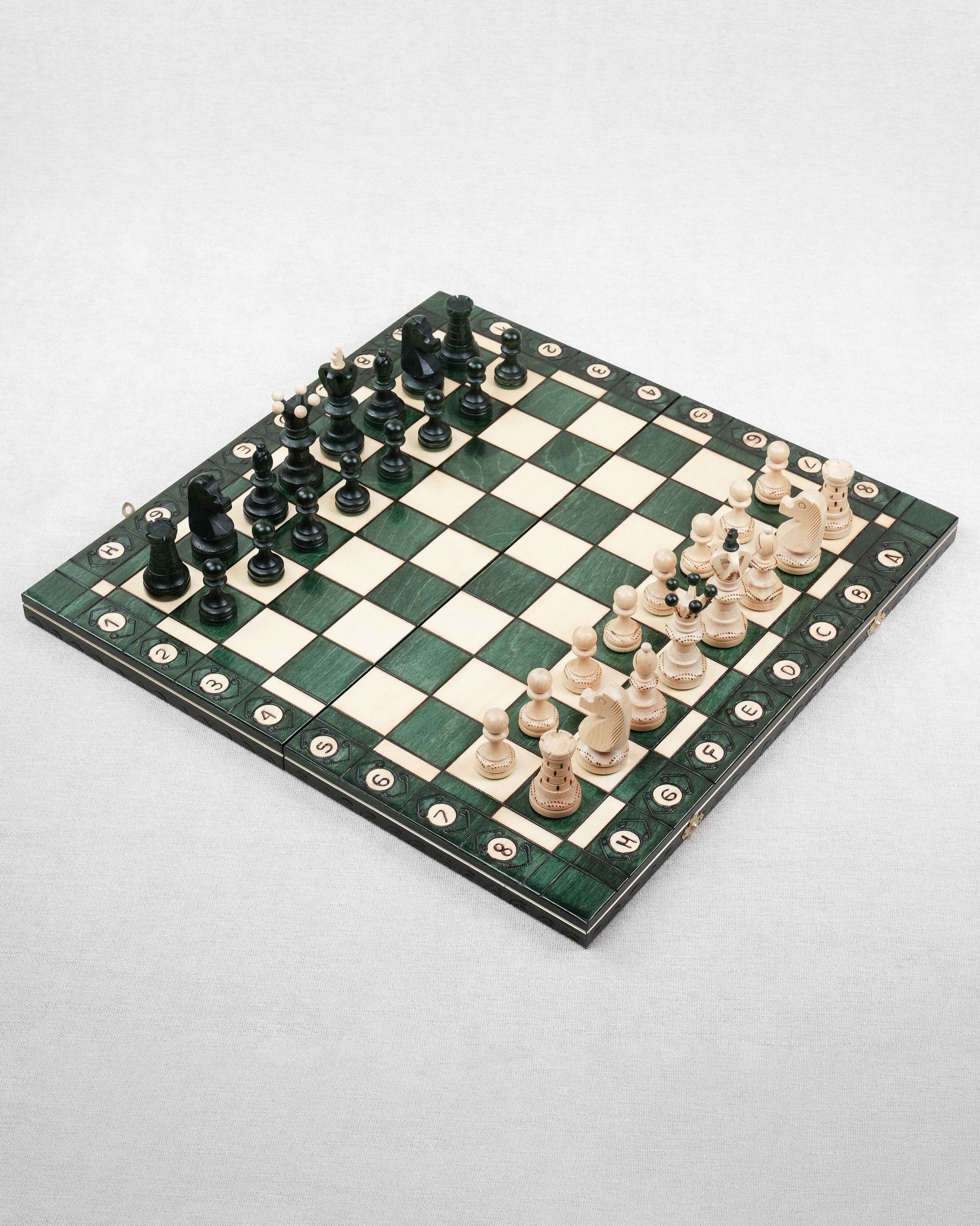 Jeu d’échecs XL vert en bois – échiquier ouvert avec pièces blanches et noires prêtes à jouer
