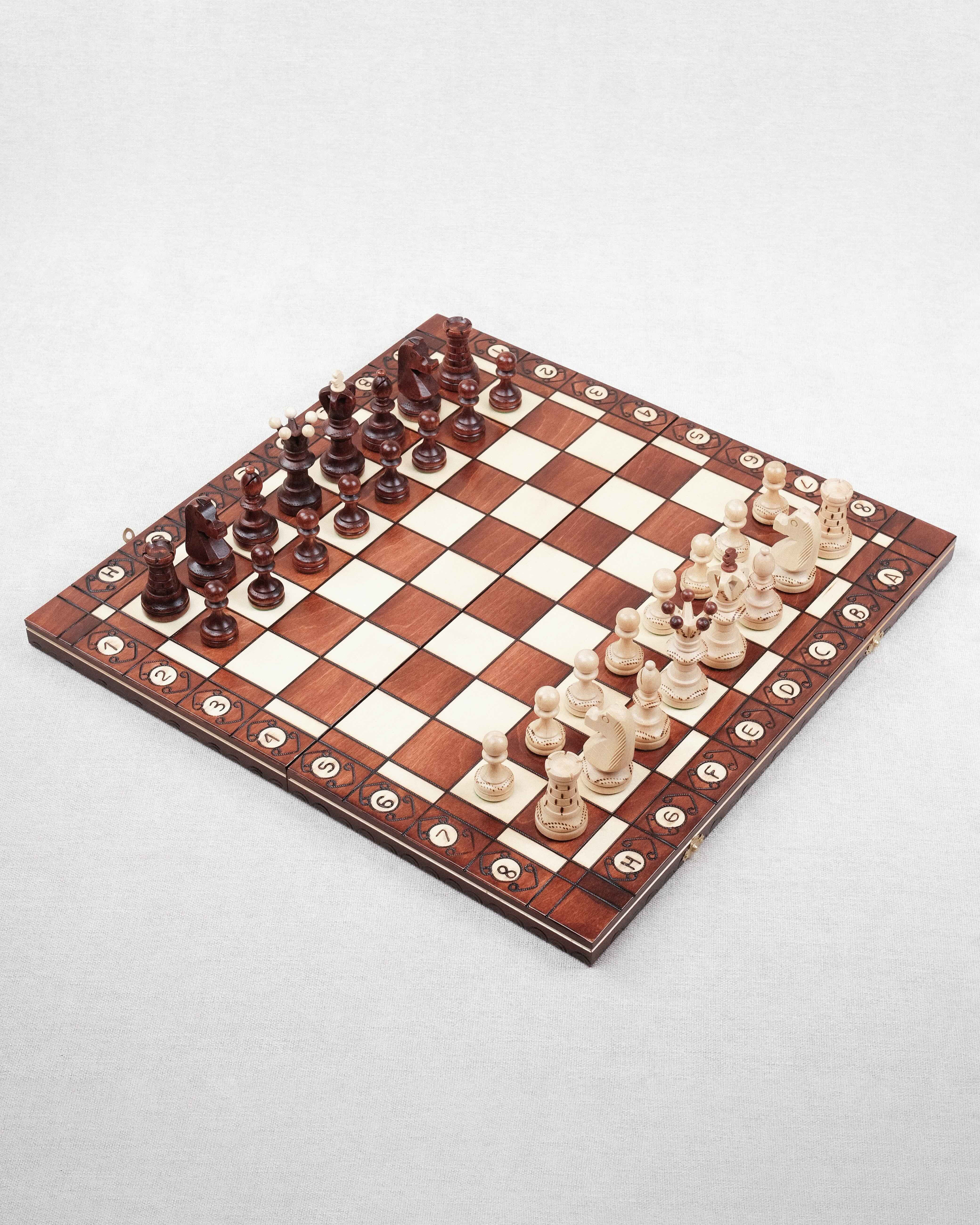 Jeu d’échecs XL en bois marron clair – Plateau ouvert avec pièces blanches et marron