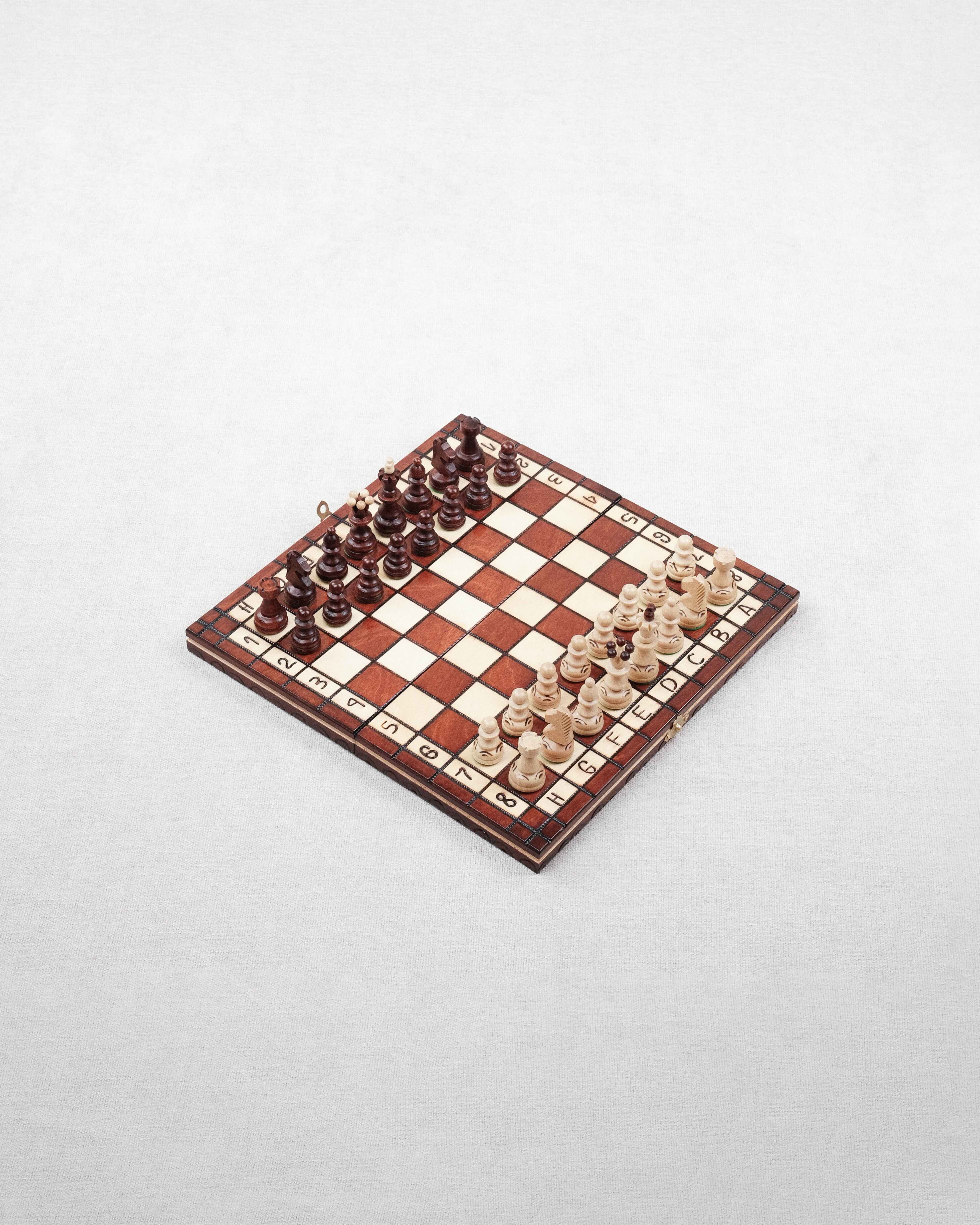 Jeu d’échecs en bois marron clair et naturel format M ouvert