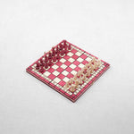 Jeu d’échecs en bois format M rouge et naturel avec pièces disposées