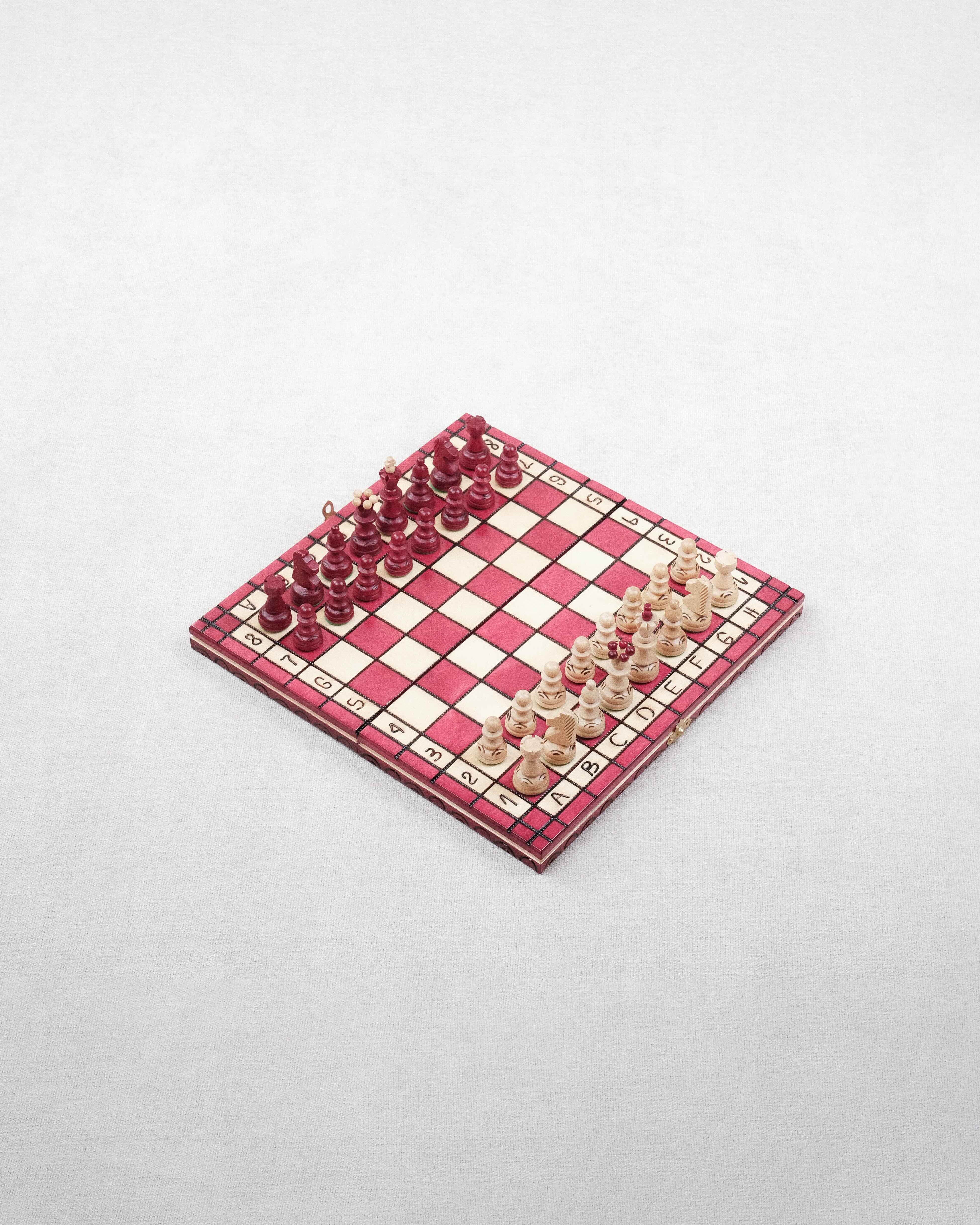 Jeu d’échecs en bois format M rouge et naturel avec pièces disposées