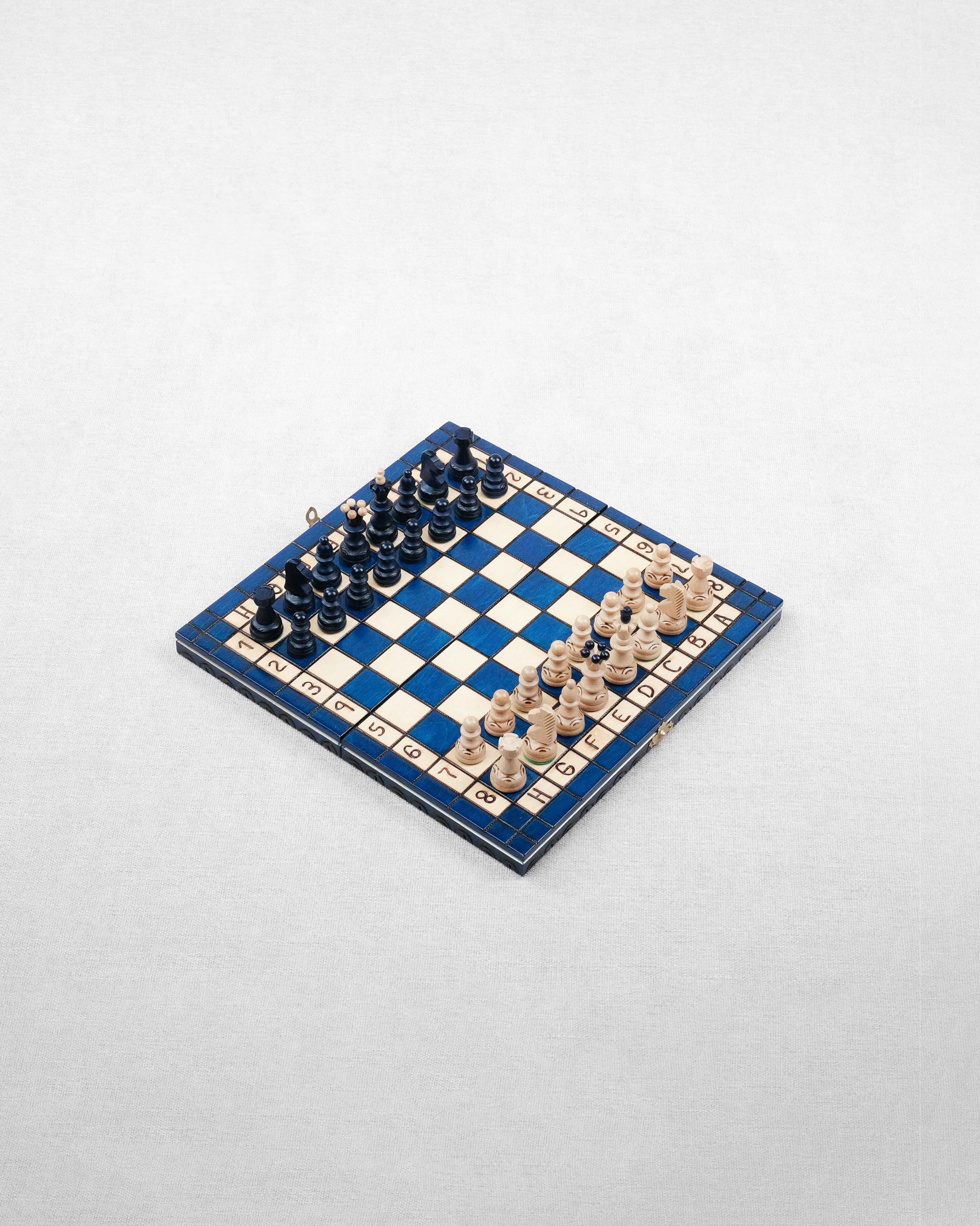 Jeu d’échecs en bois bleu format M avec pièces installées