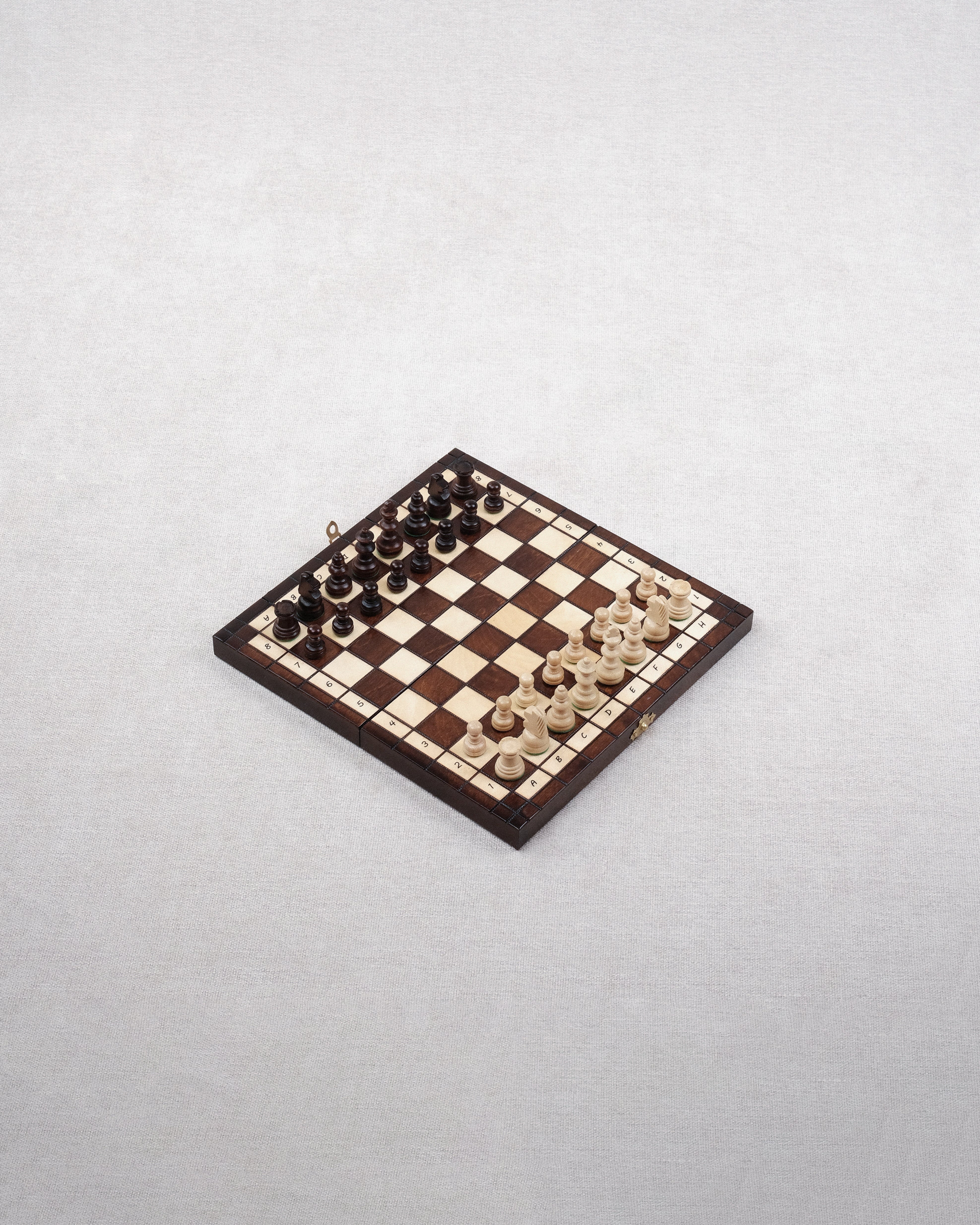 Jeu d’échecs en bois marron format S ouvert avec pièces en place