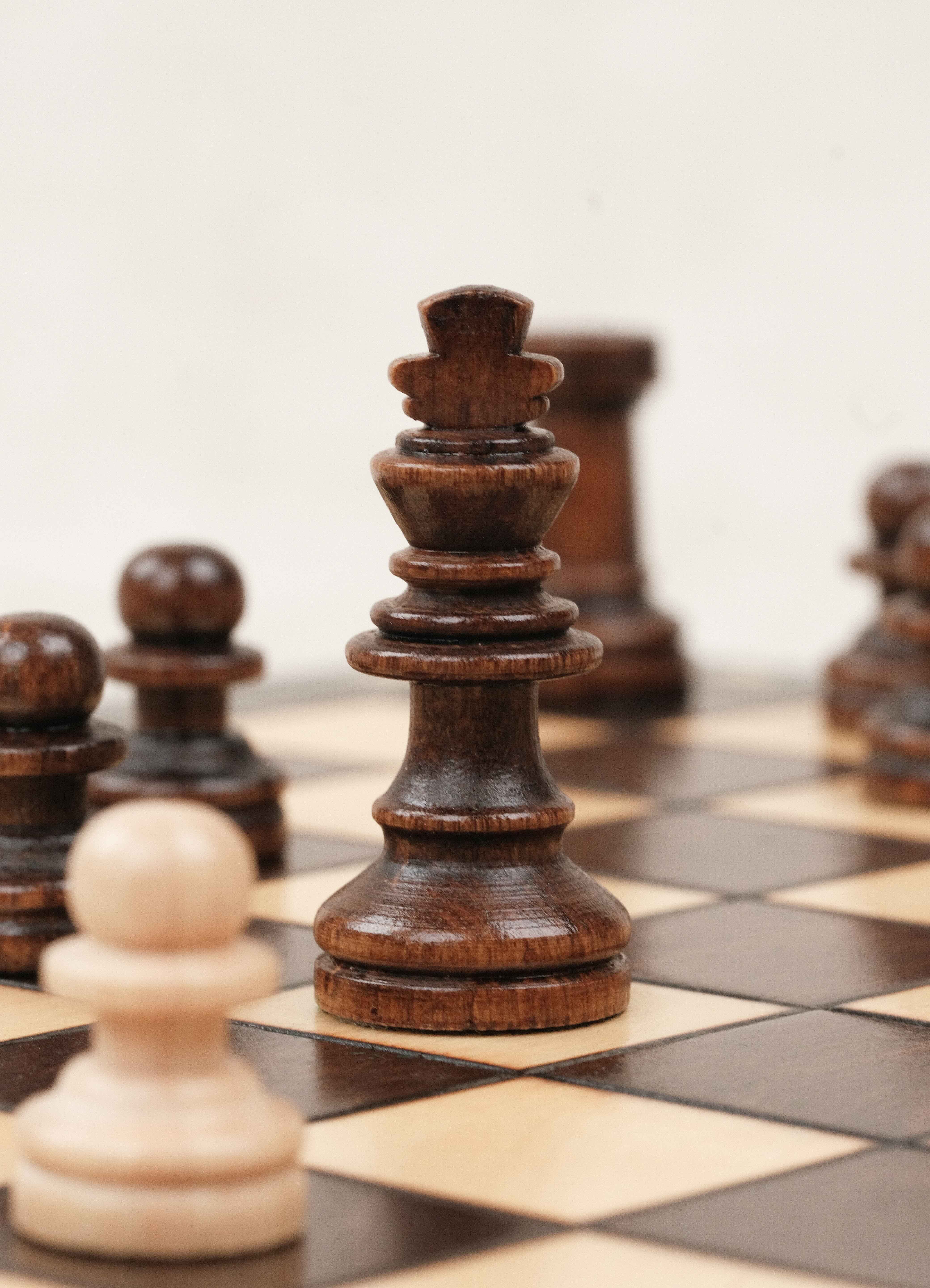 Pièce d’échecs marron en bois magnétique, format compact S