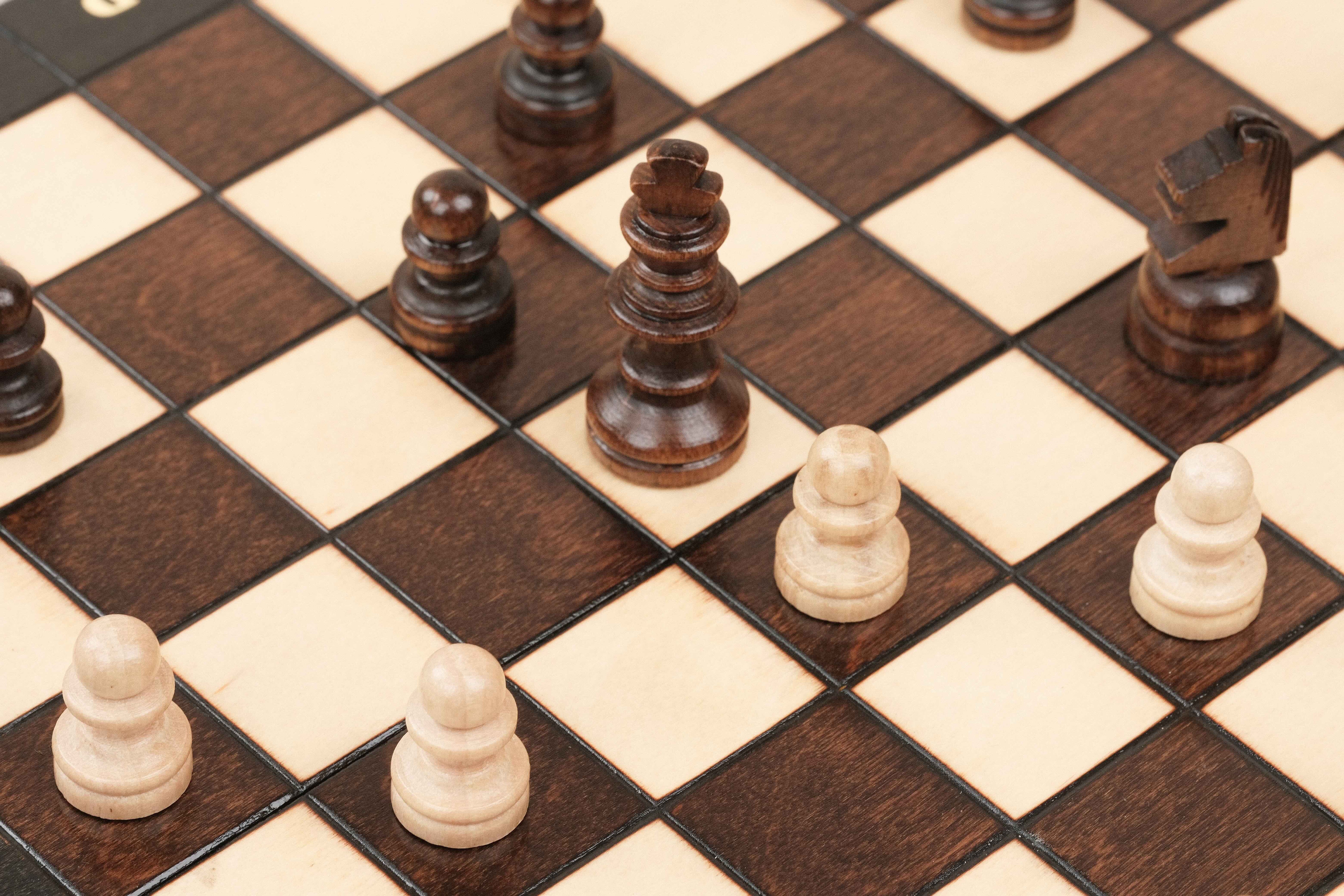 Détails du plateau d’échecs magnétique en bois marron et naturel