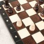 Détails du des numéros du coté du plateau d’échecs magnétique en bois marron et naturel