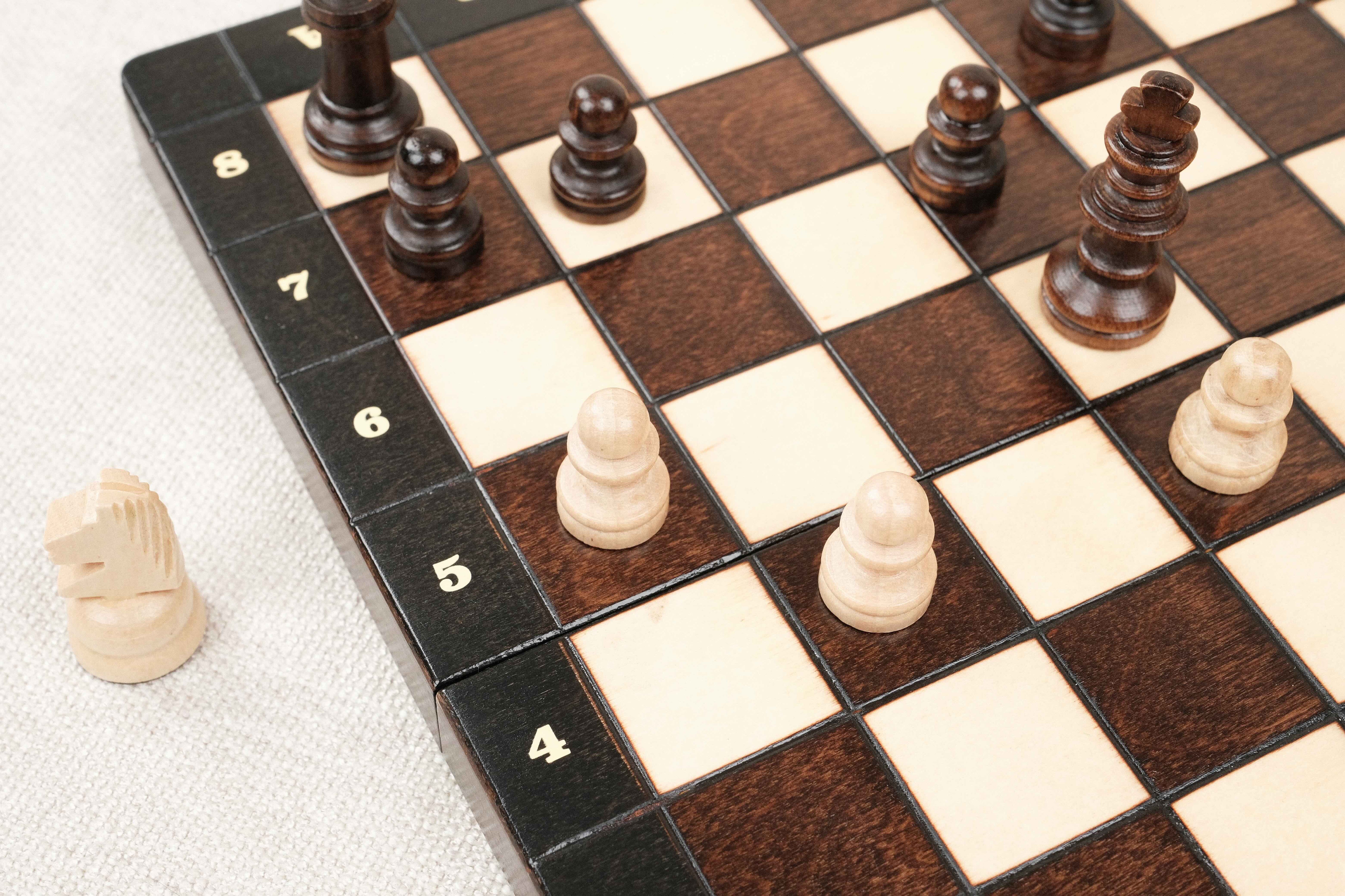 Détails du des numéros du coté du plateau d’échecs magnétique en bois marron et naturel