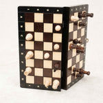 vue du plateau à la verticale avec pièces collées sur le plateau d'échecs magnetique