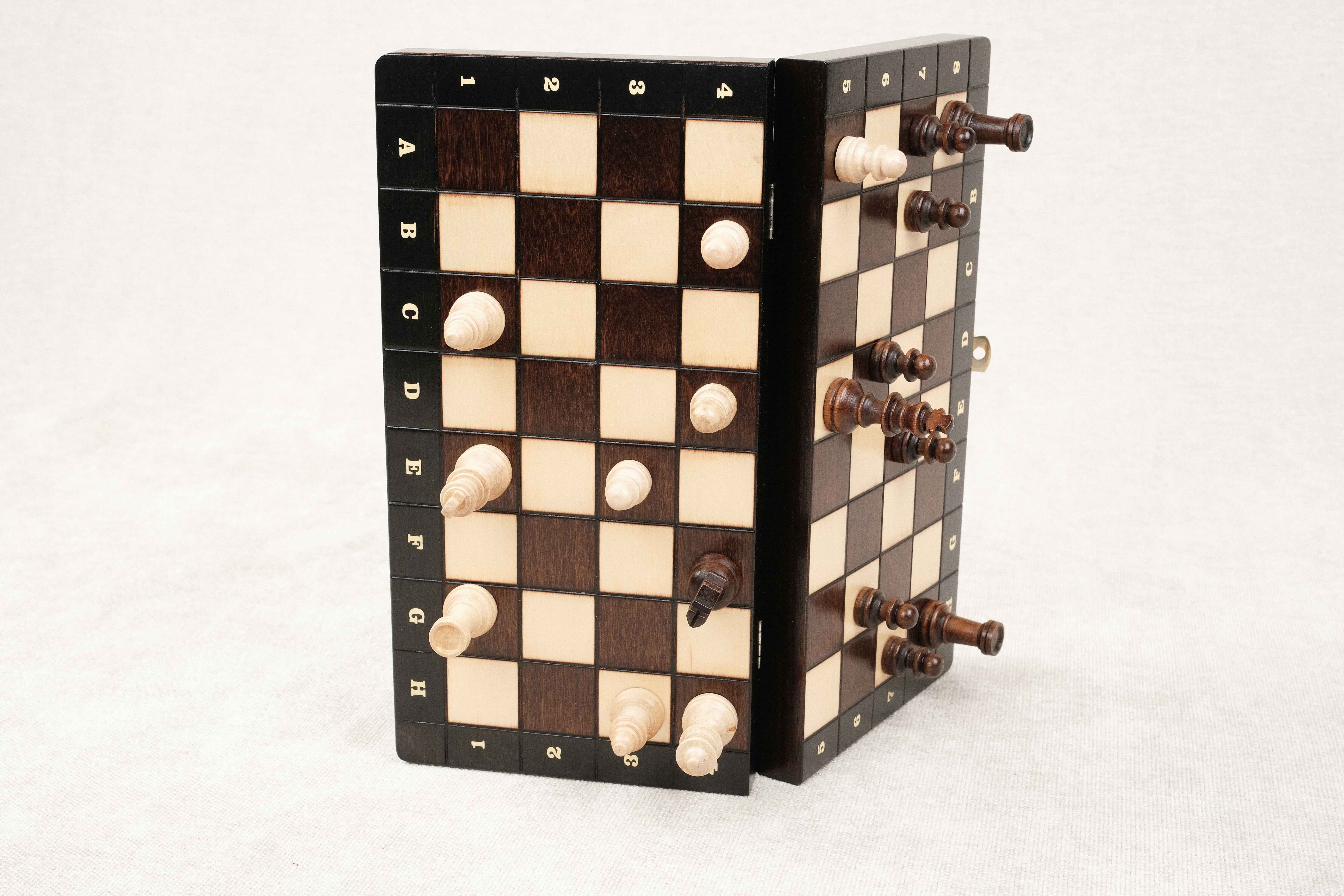 vue du plateau à la verticale avec pièces collées sur le plateau d'échecs magnetique