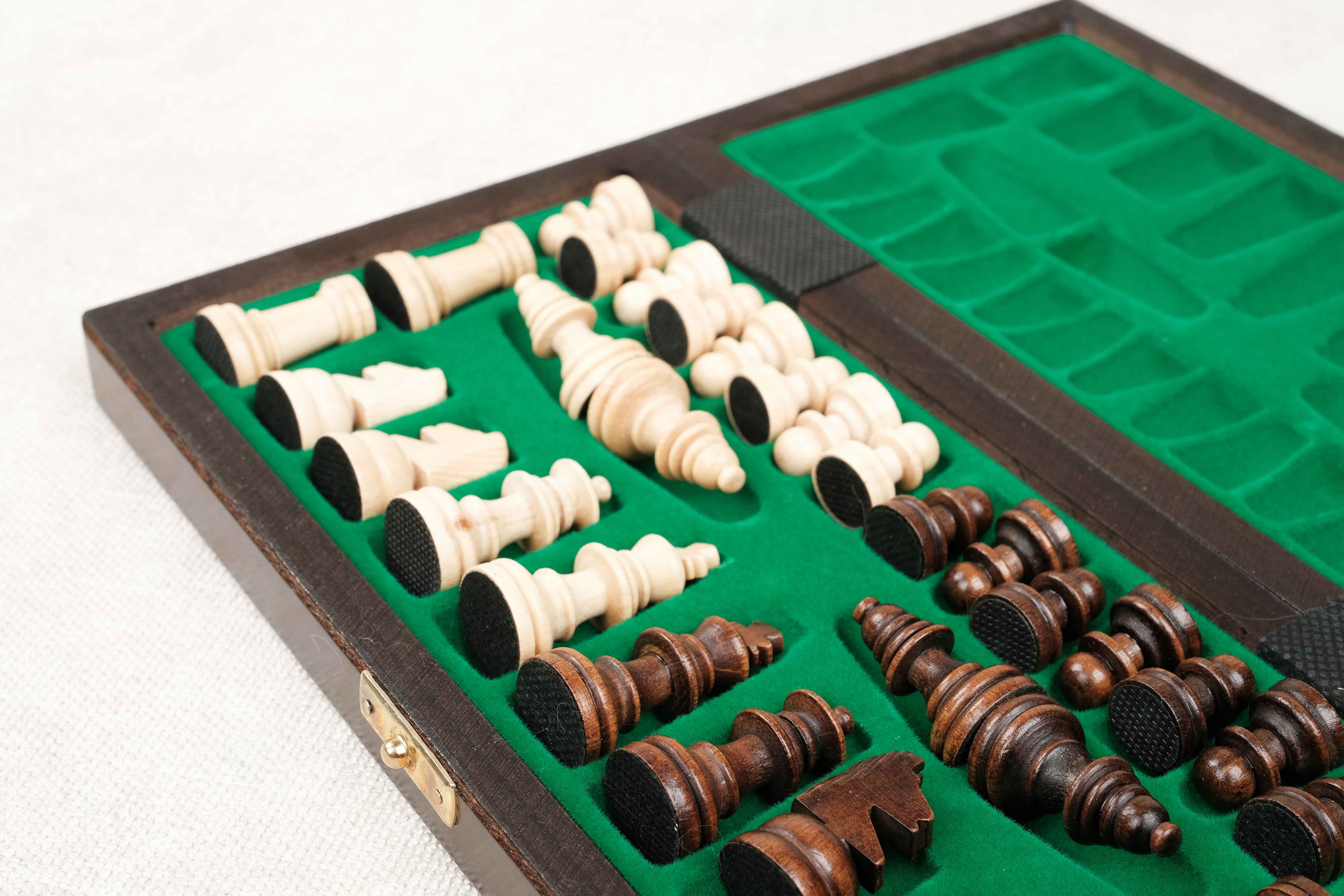 Coffret d’échecs magnétique compact marron avec rangement feutrine