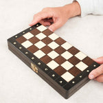 Coffret d’échecs magnétique fermé en bois marron compact