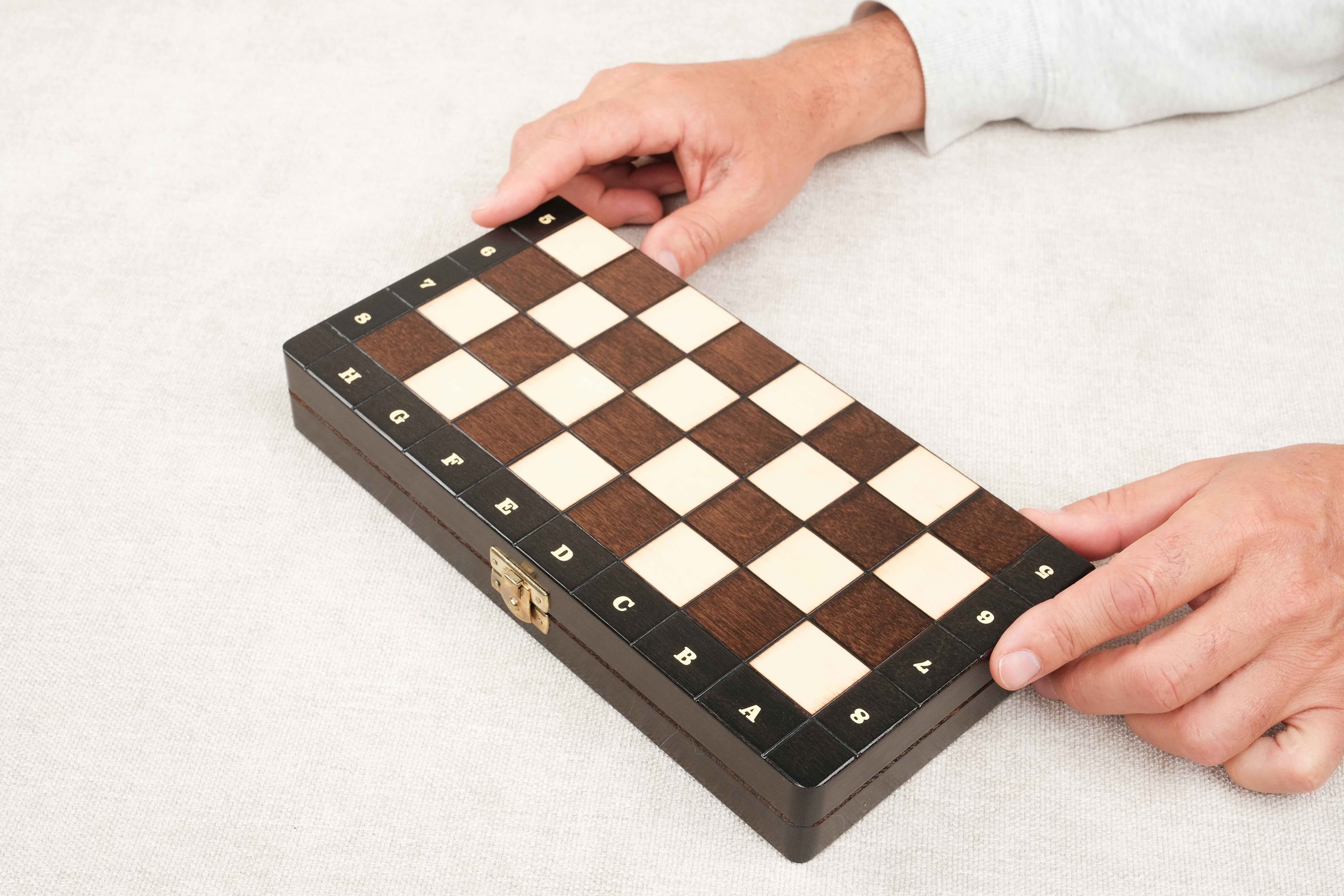 Coffret d’échecs magnétique fermé en bois marron compact