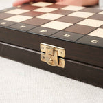 Détails fermeture du jeu d’échecs magnétique en bois marron compact