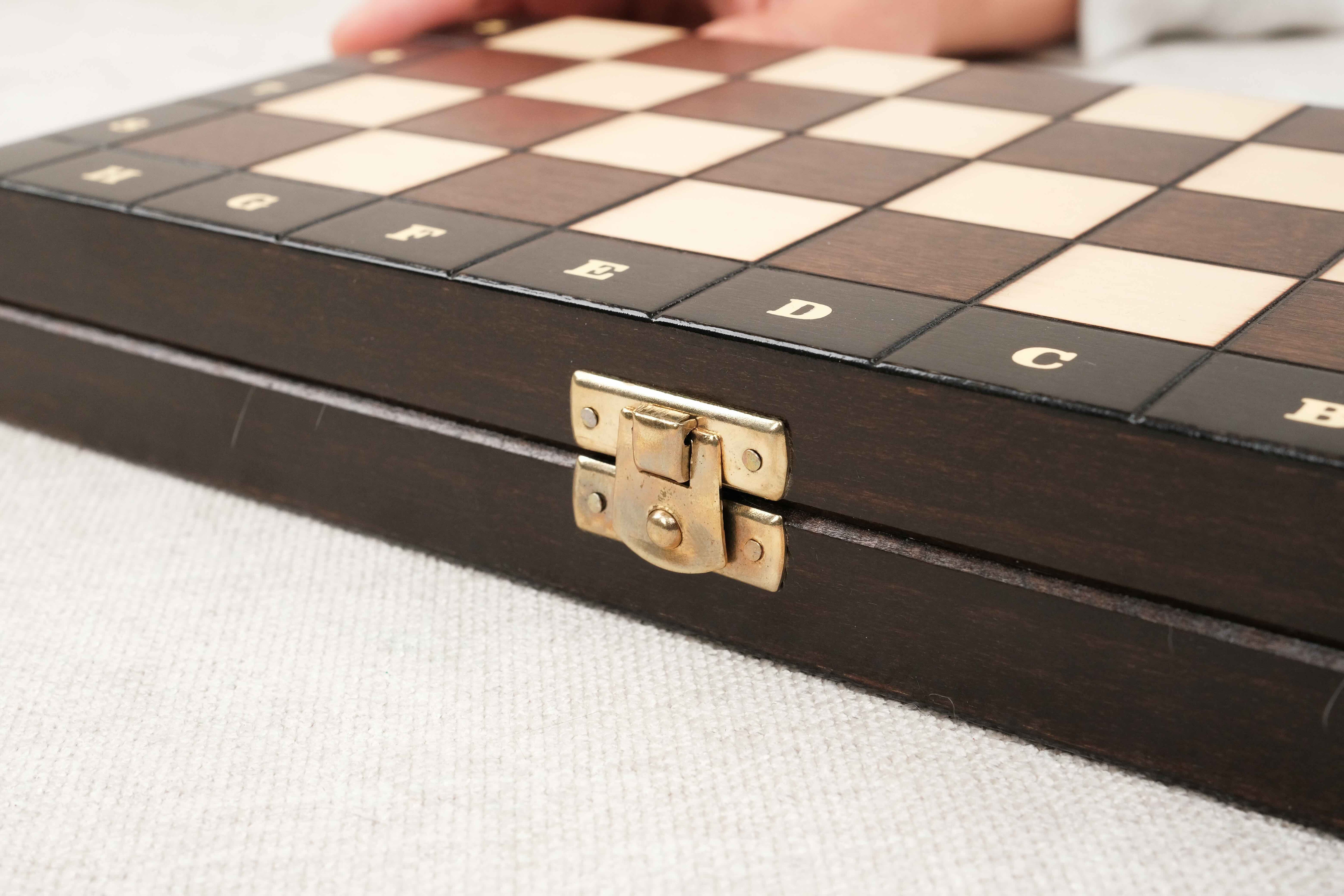 Détails fermeture du jeu d’échecs magnétique en bois marron compact