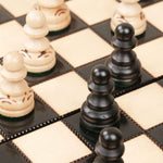 Plateau d’échecs bois noir et naturel avec cases gravées