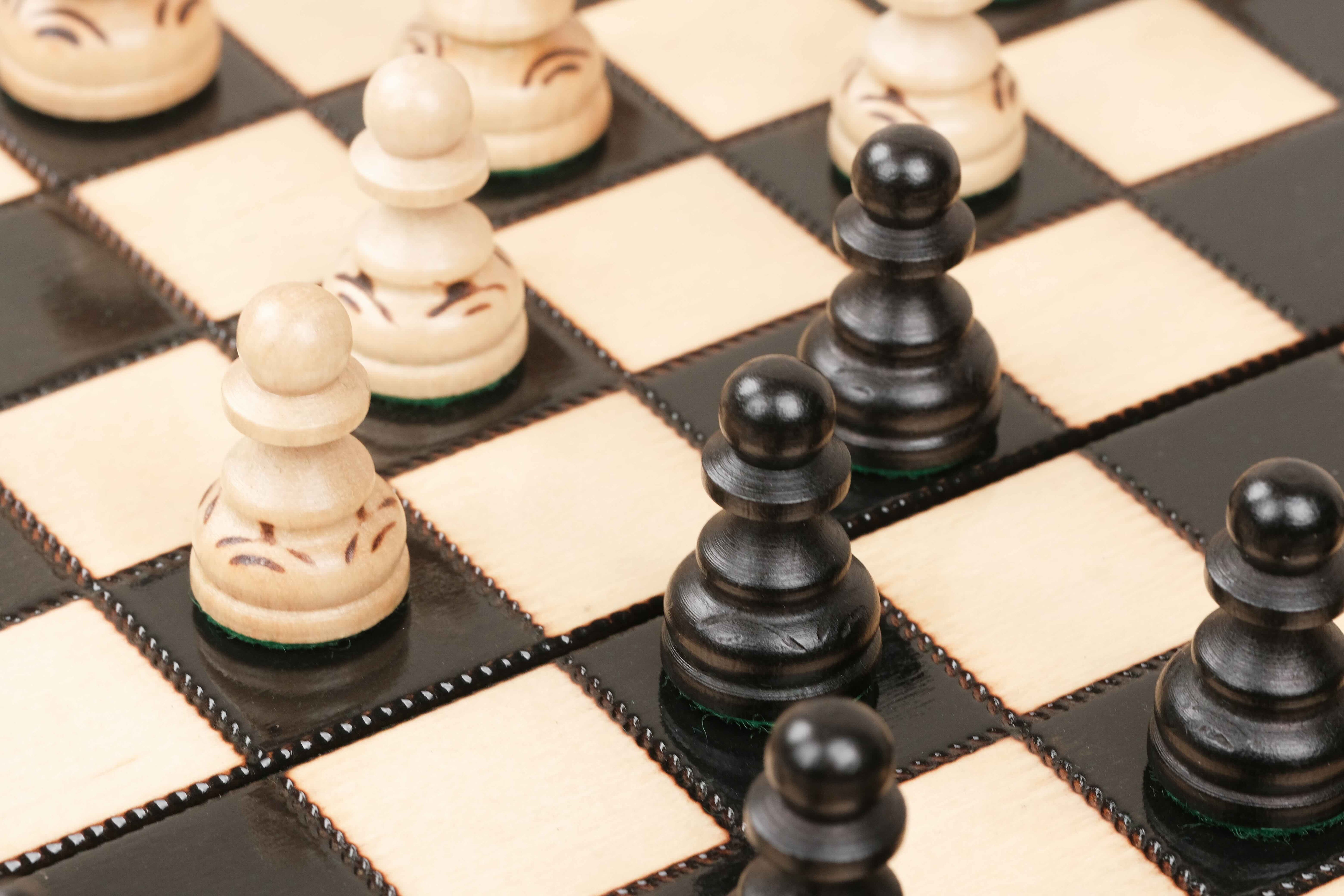 Plateau d’échecs bois noir et naturel avec cases gravées