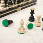 Pièces d’échecs noires et naturelles sculptées en bois avec feutrine