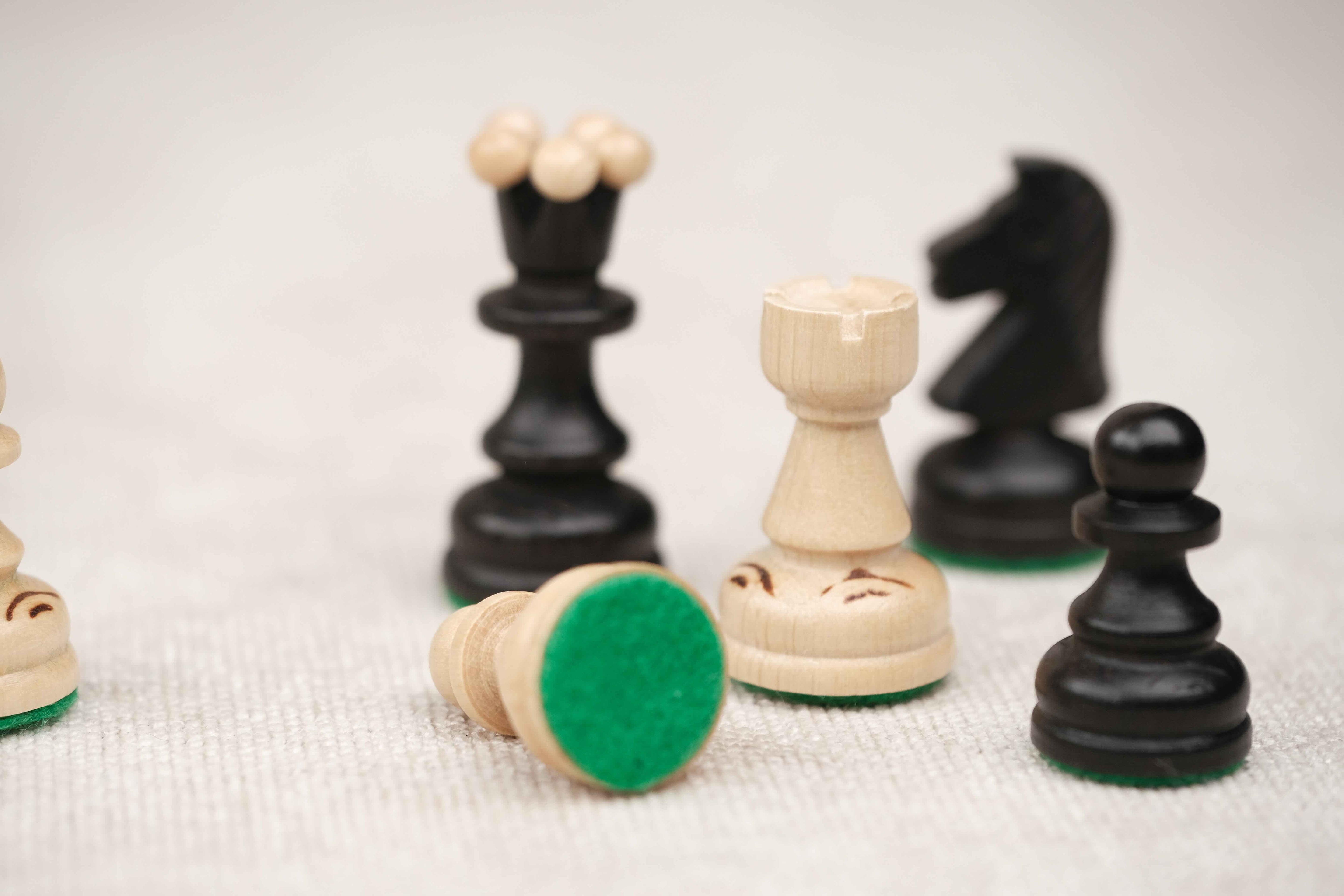 Détail de la feutrine verte sous une pièce d’échecs en bois