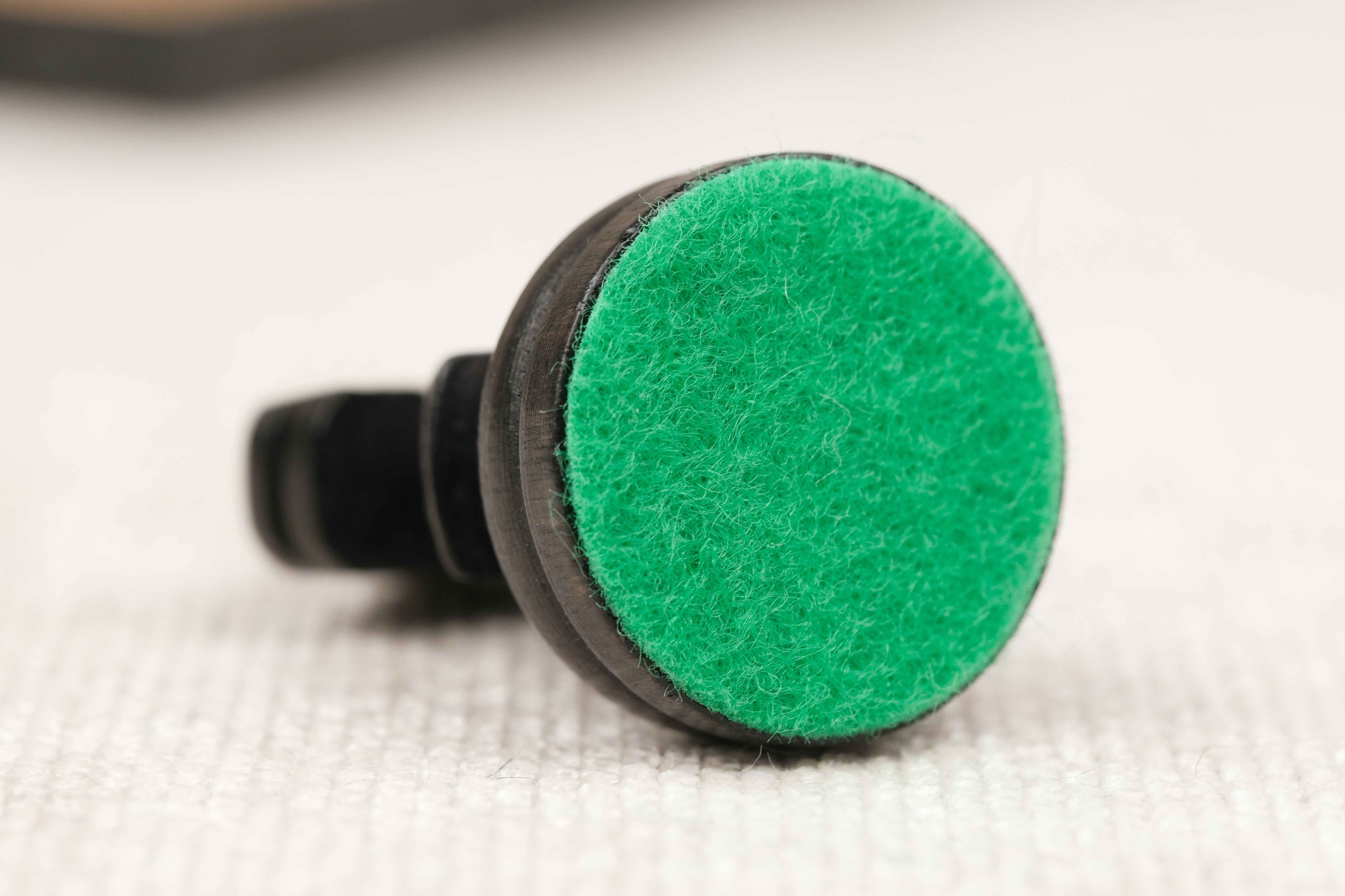 Pièce d’échecs avec base feutrée verte pour un confort de jeu optimal