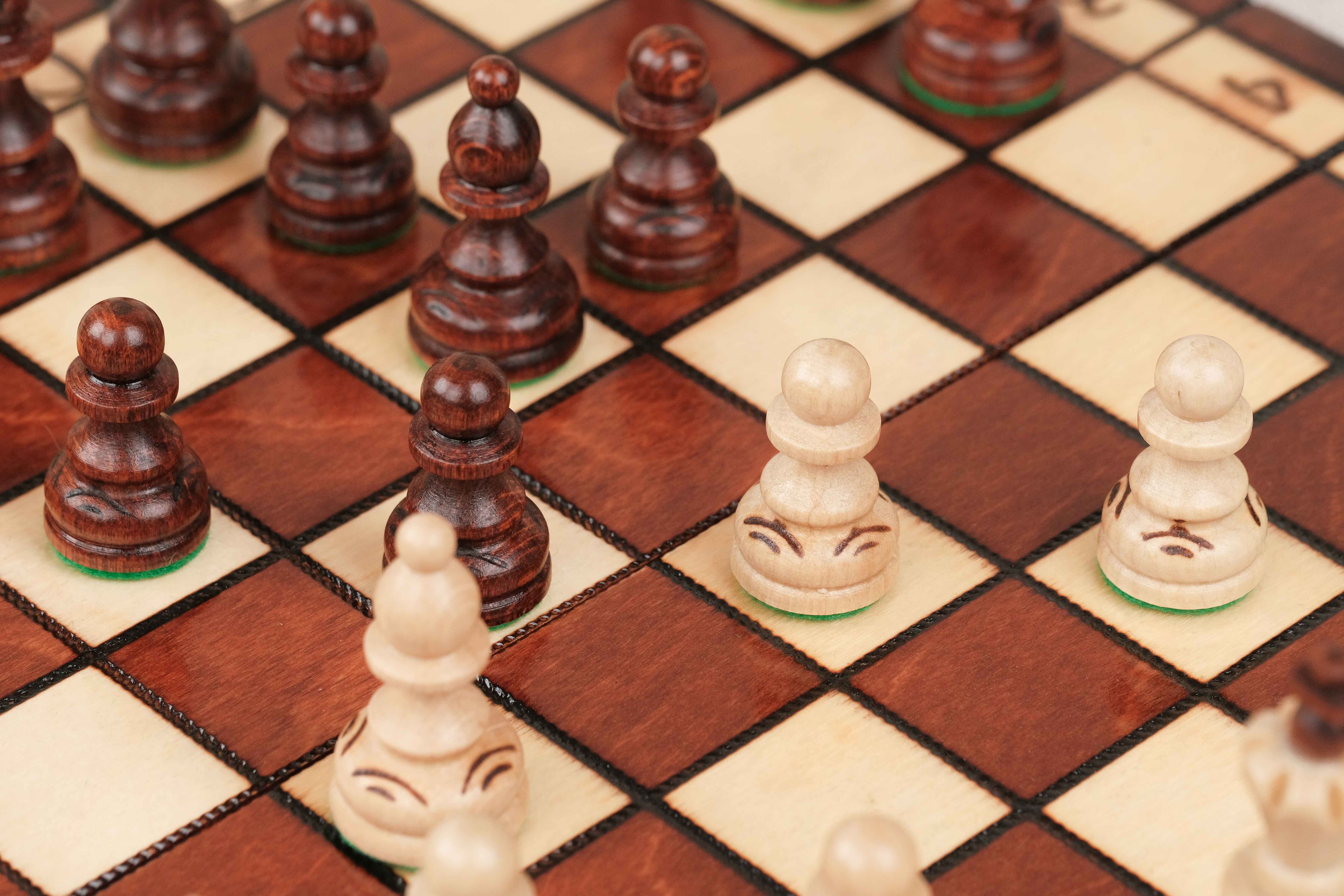 Plateau d’échecs bois marron clair et naturel avec cases gravées