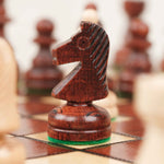 Coffret d’échecs marron clair avec rangement individuel feutré