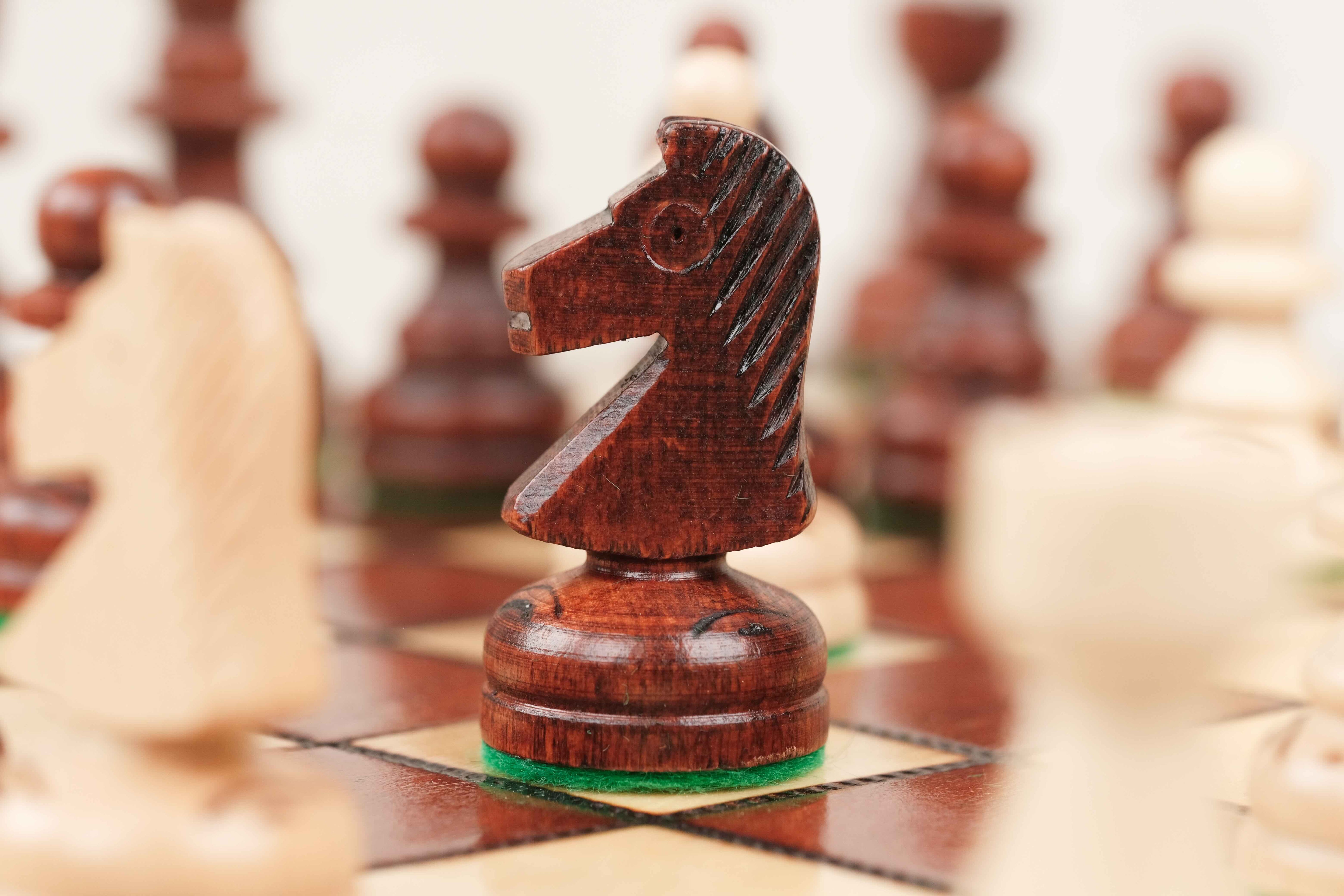 Coffret d’échecs marron clair avec rangement individuel feutré