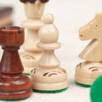 Pièces d’échecs sculptées en bois marron clair et naturel avec feutrine