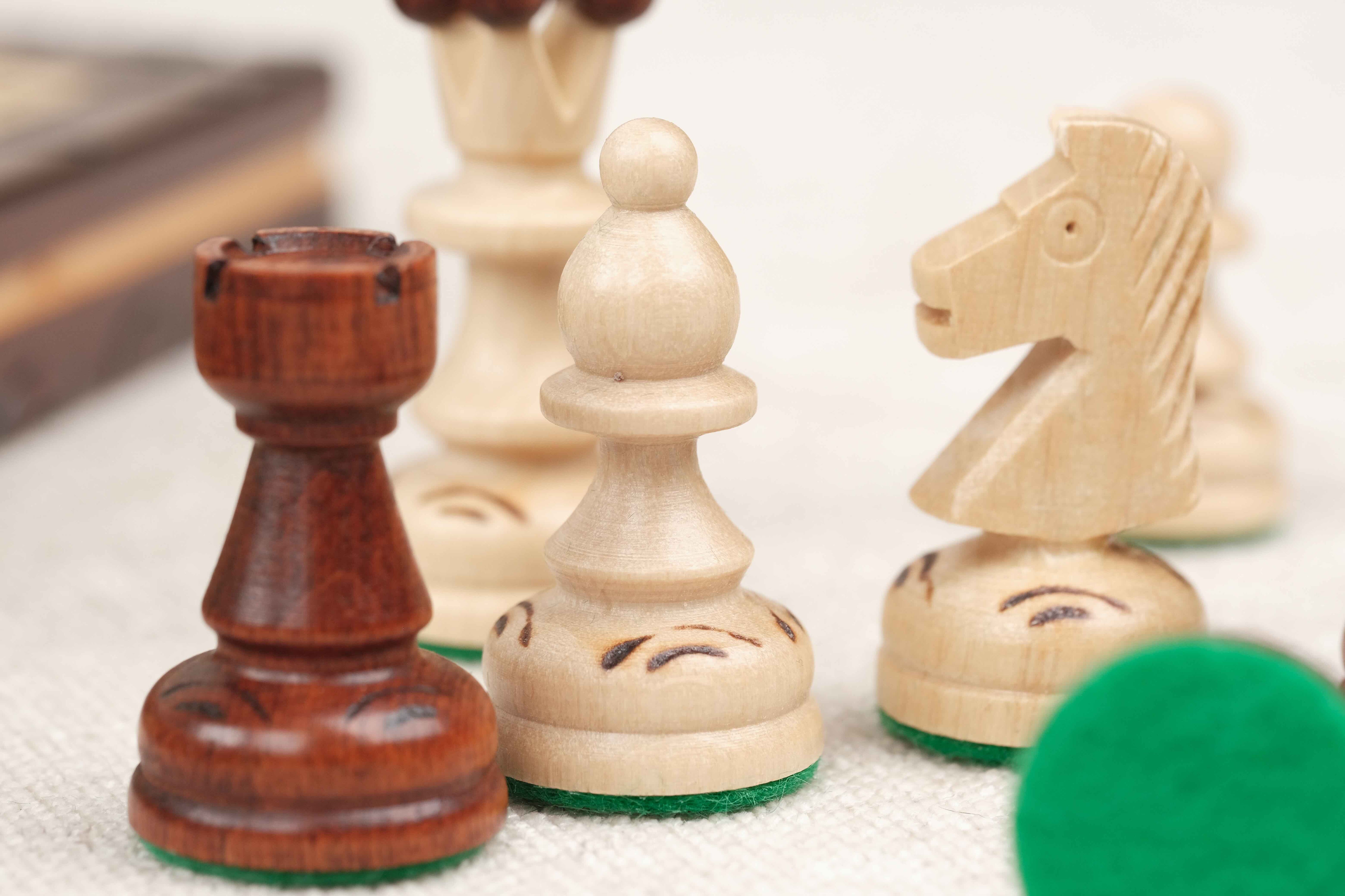 Pièces d’échecs sculptées en bois marron clair et naturel avec feutrine