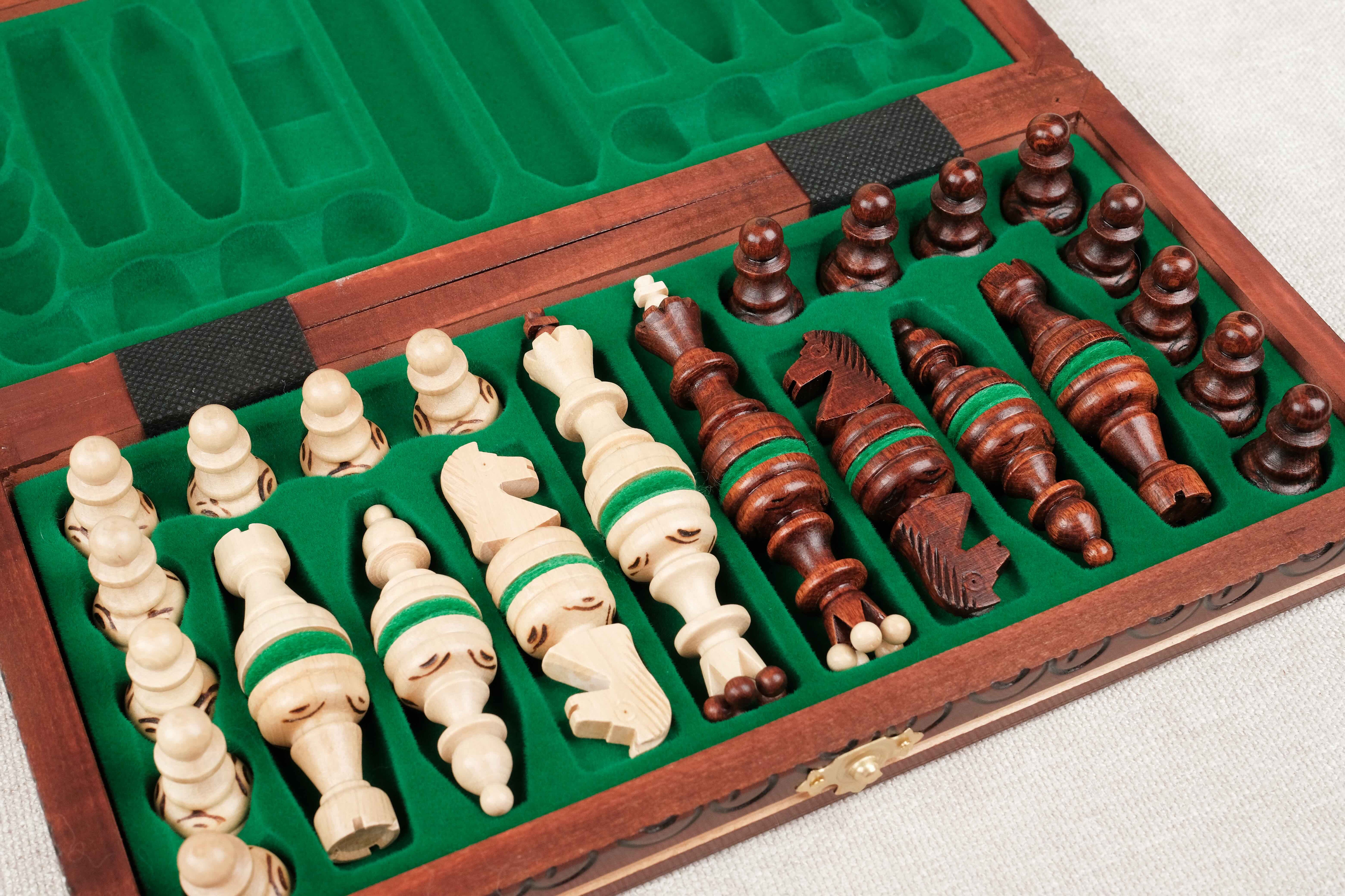 Jeu d’échecs pliable en bois marron clair format M fermé avec compartiments feutrés