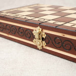 Jeu d’échecs pliable en bois marron clair format M fermé avec détails fermeture en metal doré