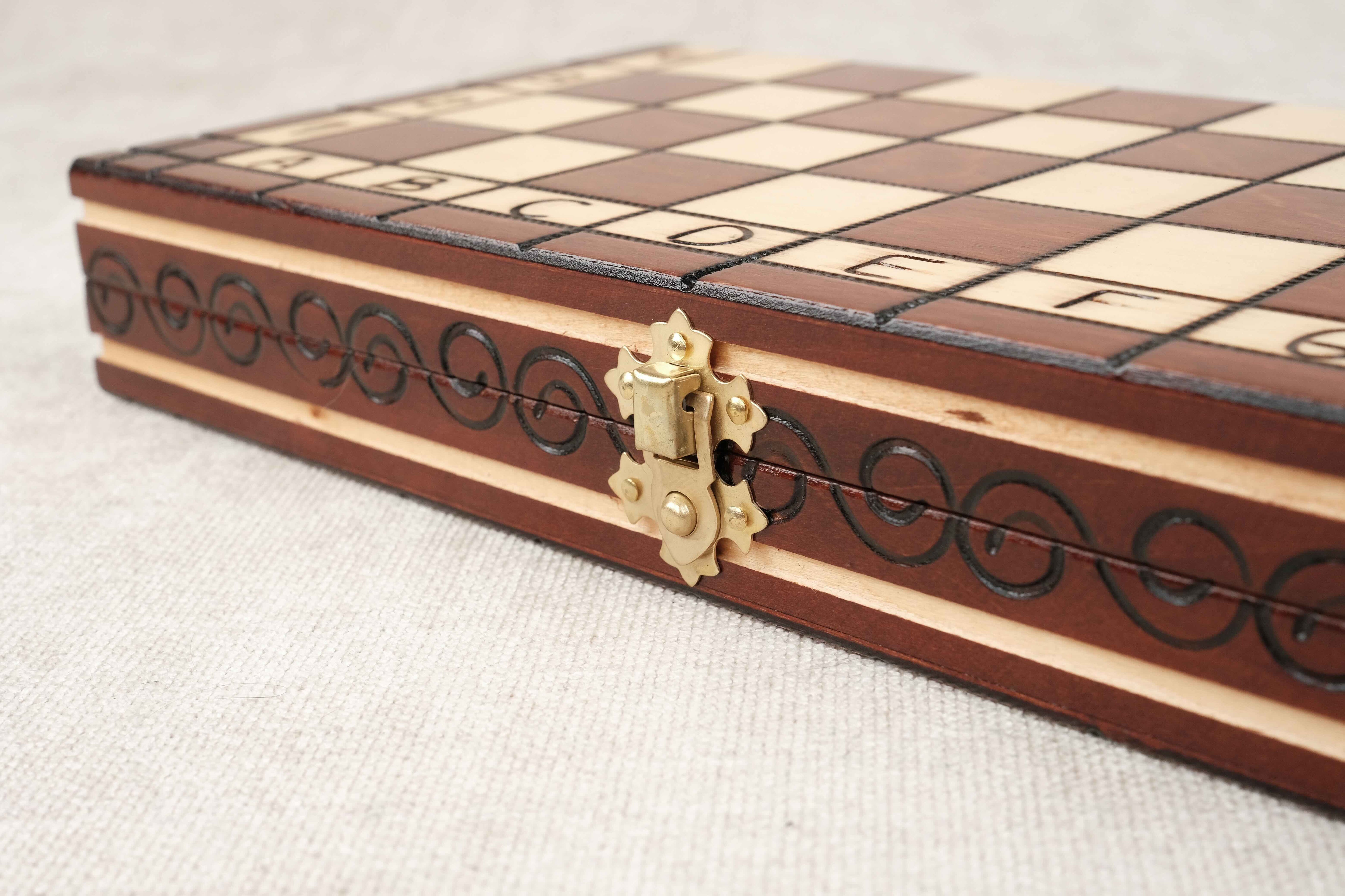 Jeu d’échecs pliable en bois marron clair format M fermé avec détails fermeture en metal doré