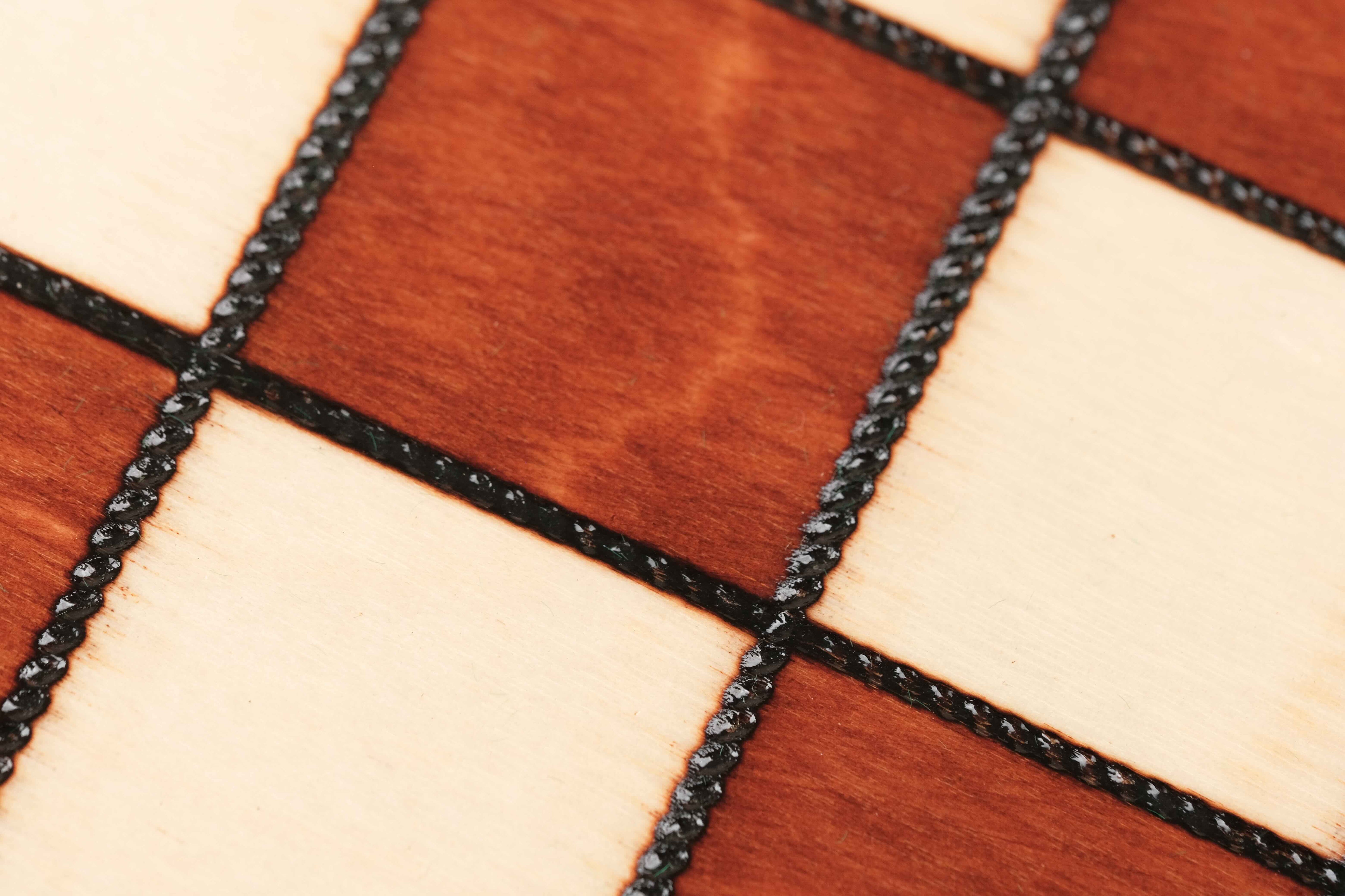 Plateau d’échecs bois marron clair et naturel avec cases gravées
