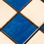 Détails du plateau, gravé et vernis en bleu et en blanc du jeu d'échecs M - moyen bleu