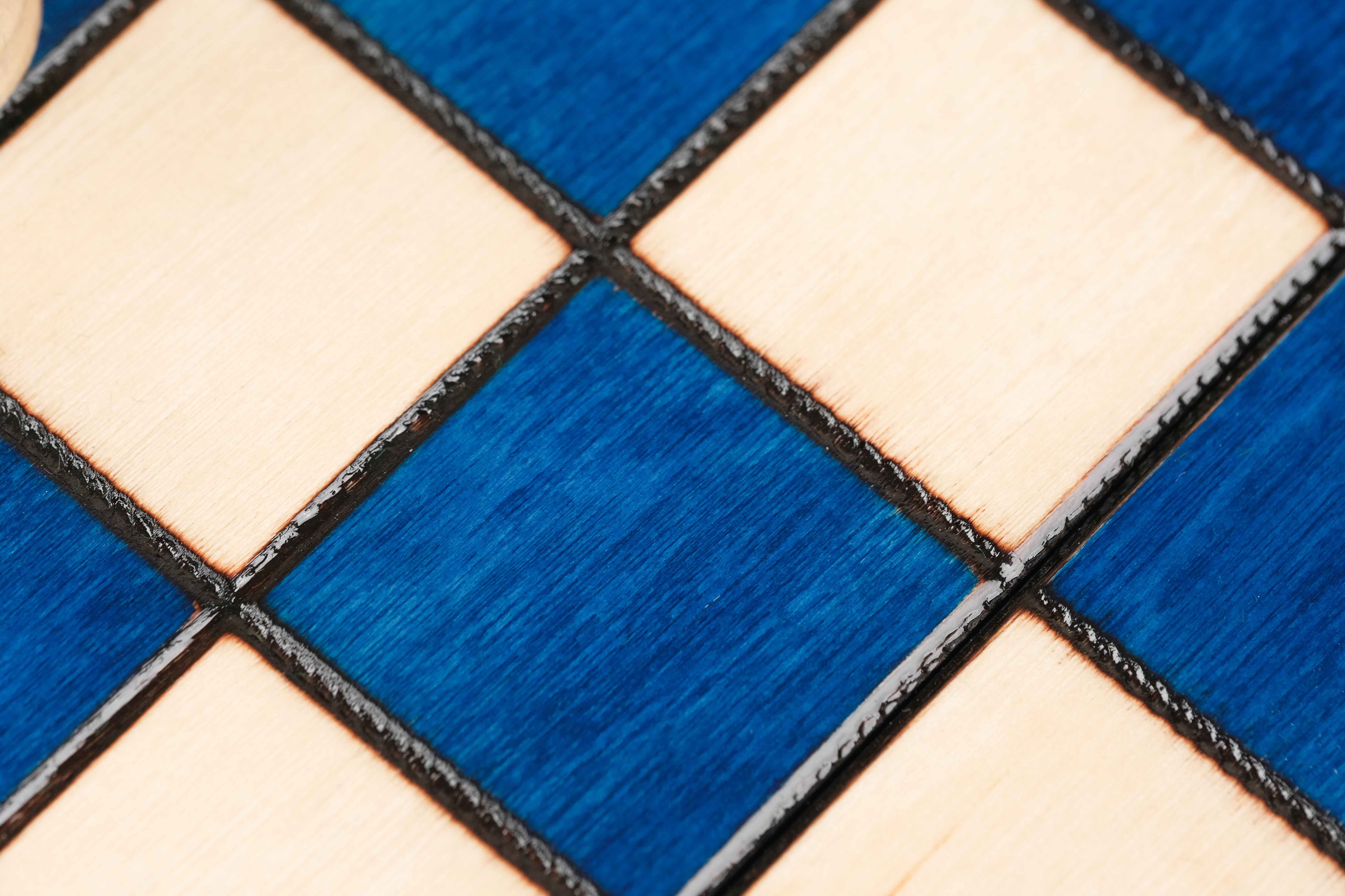 Détails du plateau, gravé et vernis en bleu et en blanc du jeu d'échecs M - moyen bleu