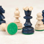 Pièces d’échecs en bois bleu et naturel sculptées avec feutrine