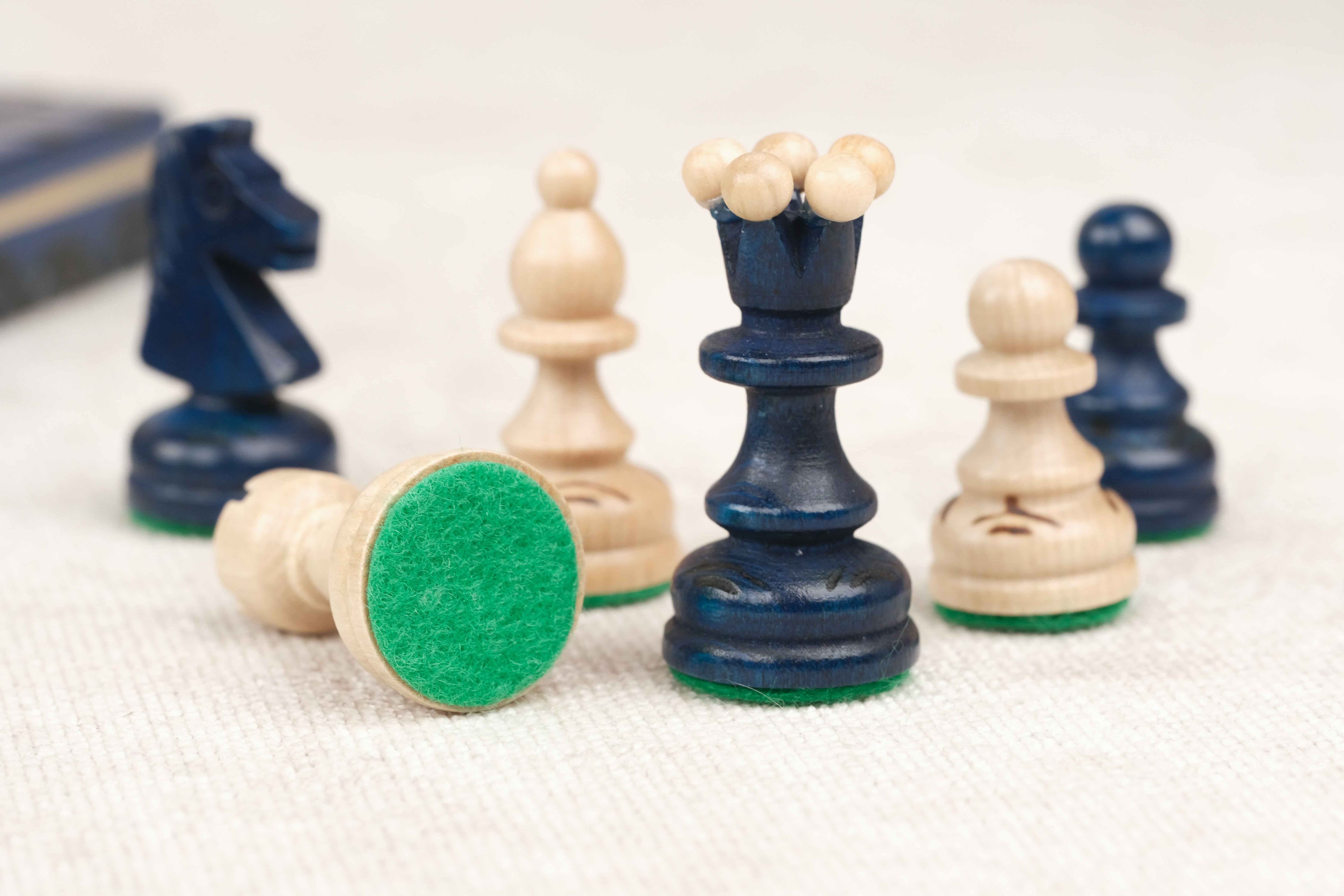 Pièces d’échecs en bois bleu et naturel sculptées avec feutrine