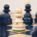 Zoom sur Pièces d’échecs en bois bleu et naturel sur plateau d'échecs bleu M moyen