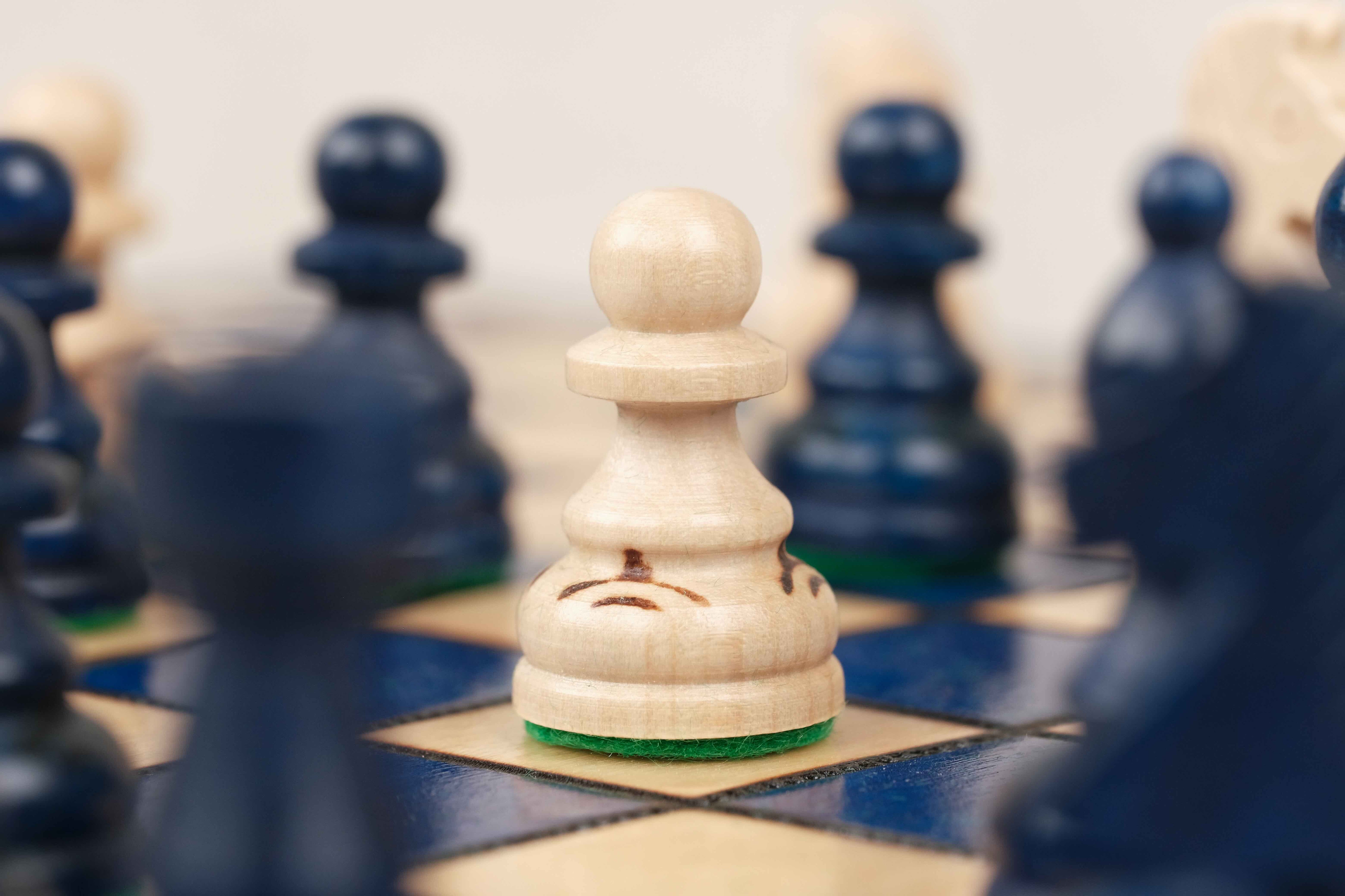 Zoom sur Pièces d’échecs en bois bleu et naturel sur plateau d'échecs bleu M moyen