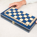 Main tenant coffret  du jeu d’échecs en bois bleu