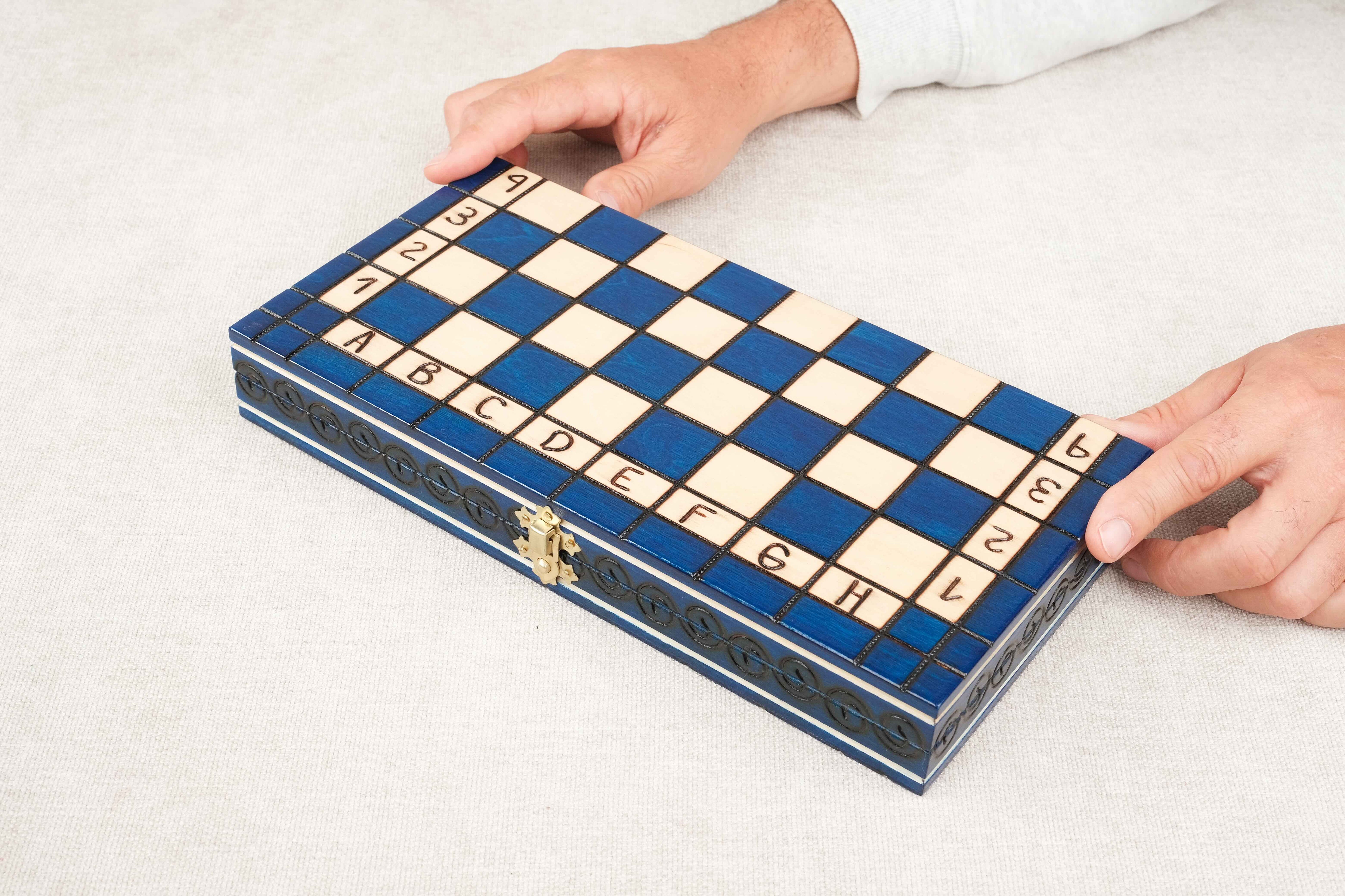 Main tenant coffret  du jeu d’échecs en bois bleu