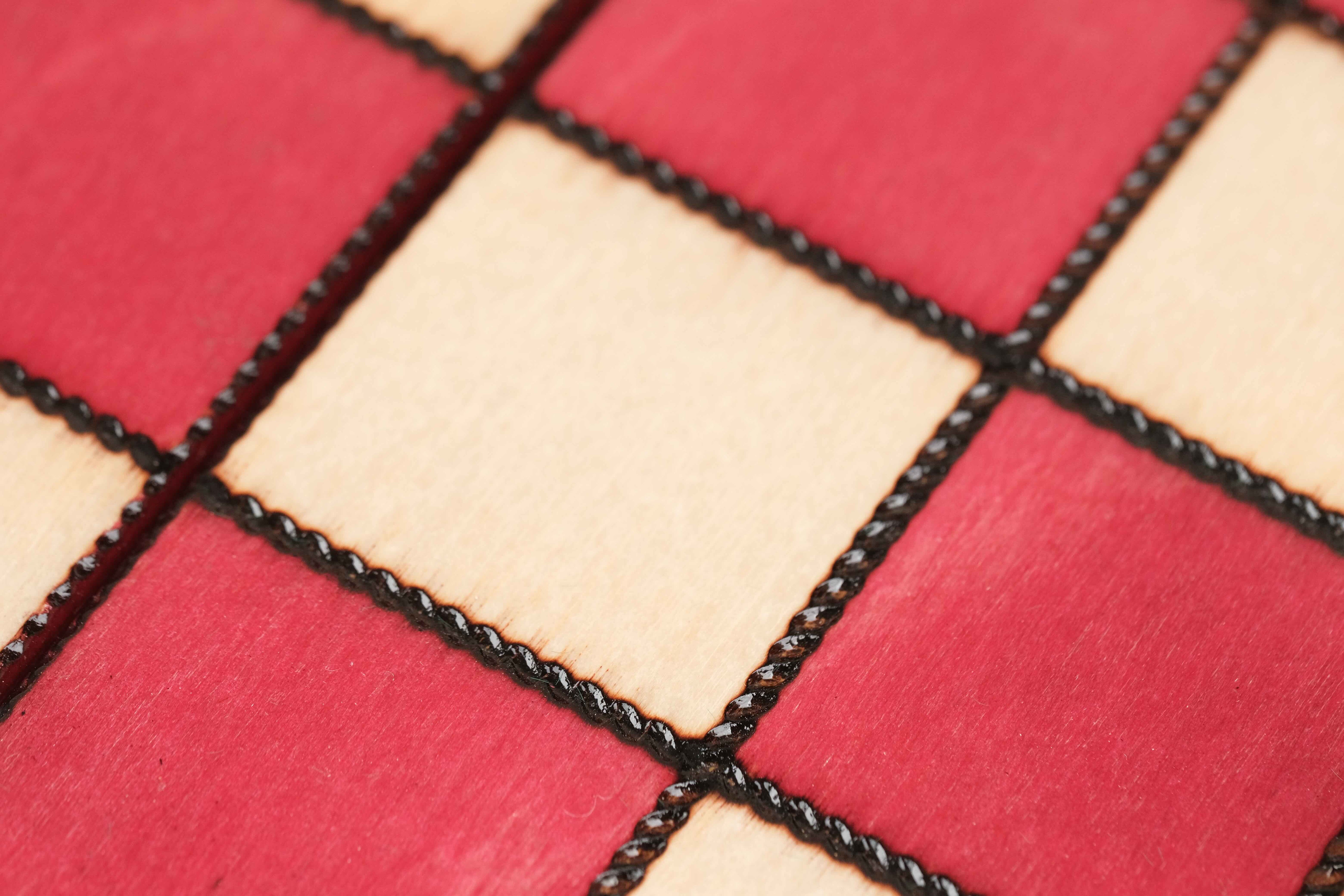 Plateau d’échecs bois rouge et naturel avec cases gravées