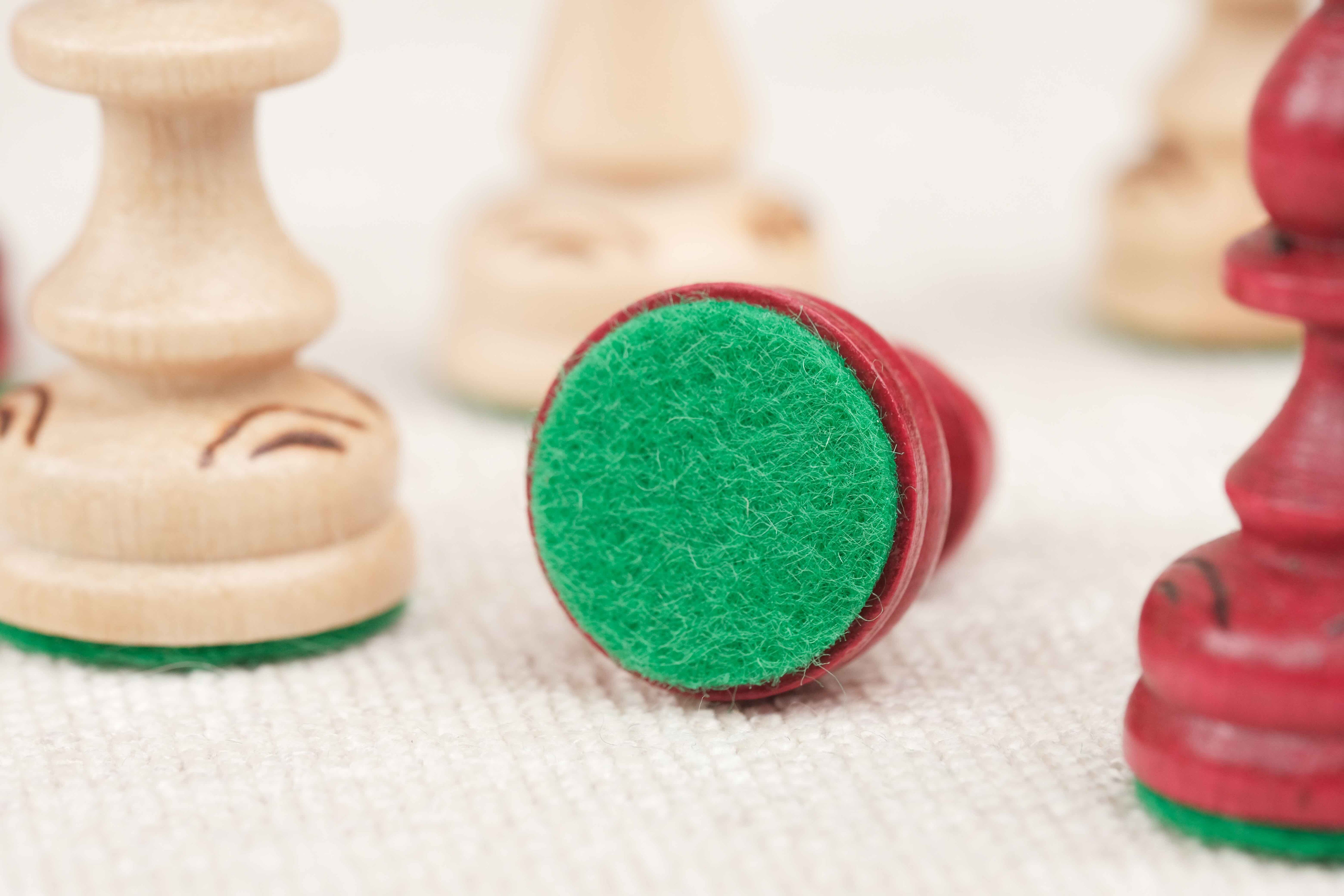 Base d’une pièce d’échecs avec feutrine verte protectrice