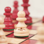 Pions et pièces d’échecs en bois blanc et rouge sculptés