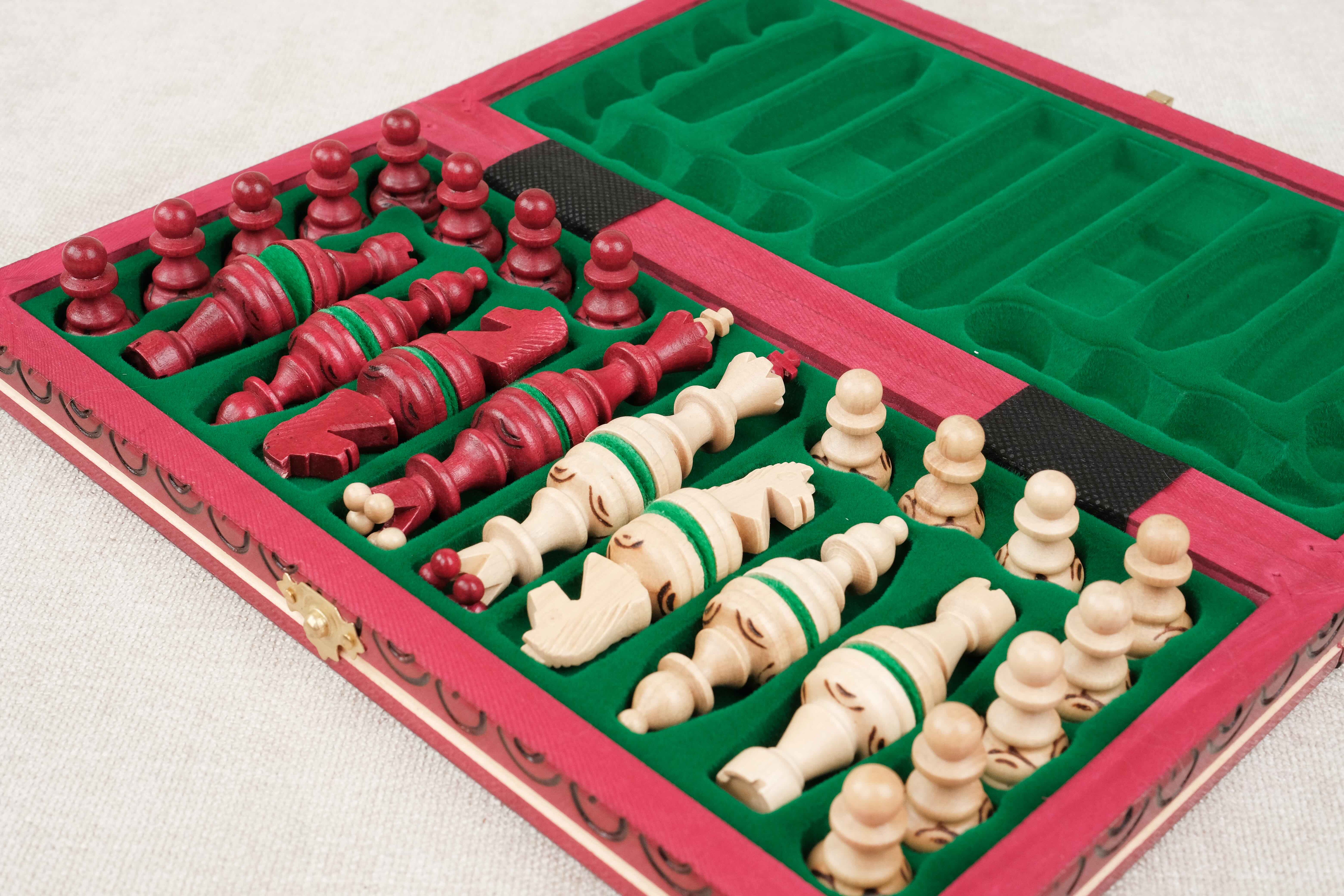 Coffret d’échecs rouge en bois avec rangement individuel pour chaque pièce