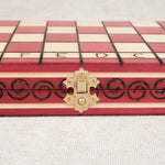 Coffret d’échecs rouge en bois avec fermoir métallique doré